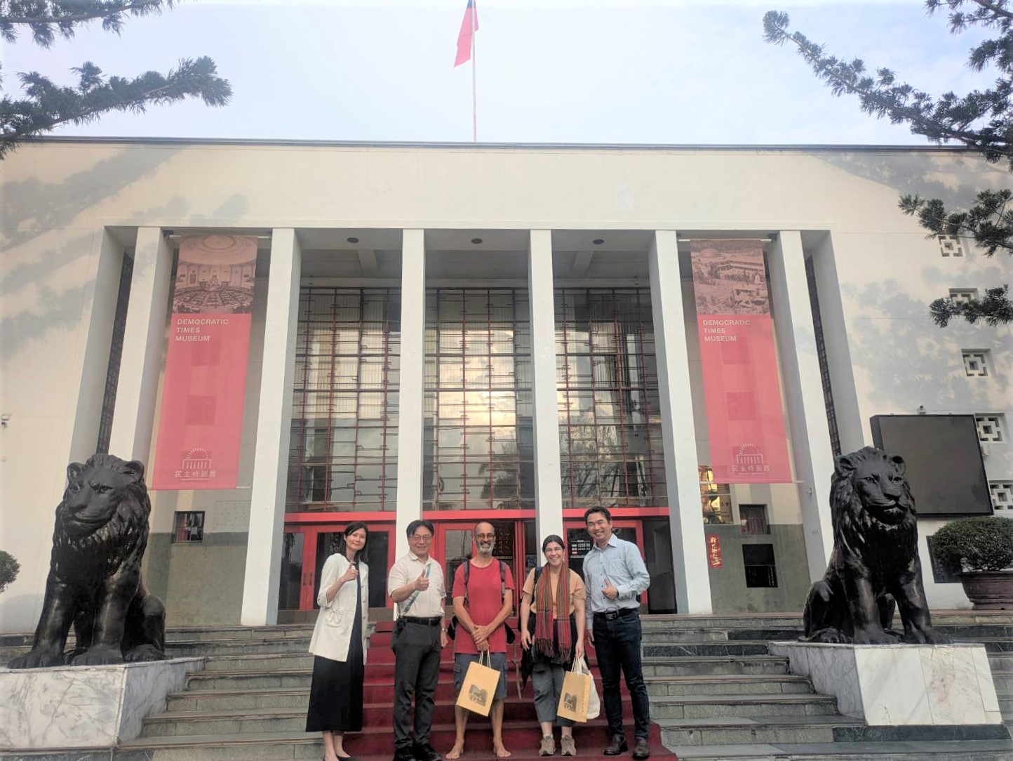 中央廣播電台法語節目採訪後合影