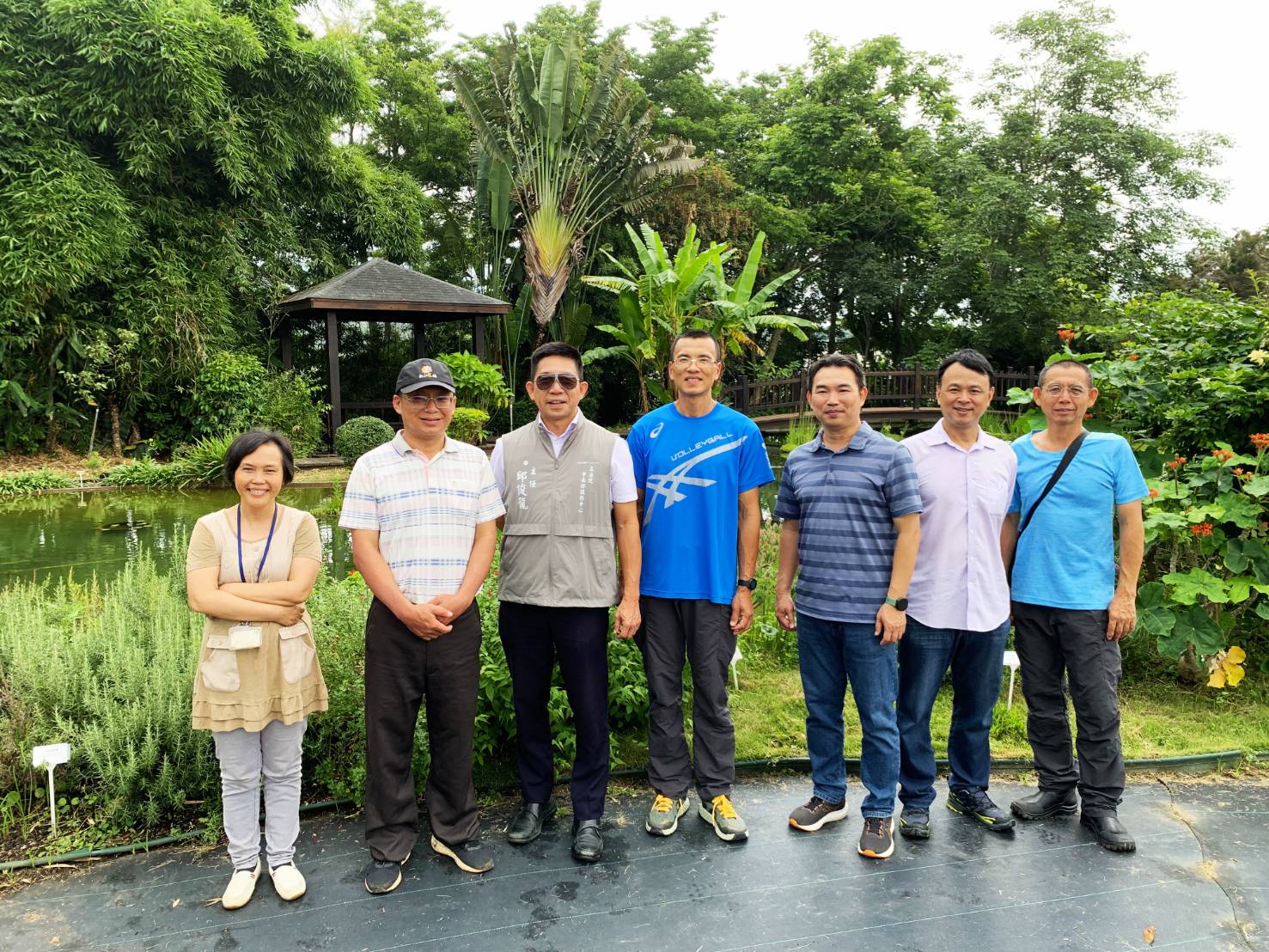 立法院中南部服務中心主任邱俊龍與農業部種苗改良繁殖場科長廖宜倫及副研究員羅英妃等合影