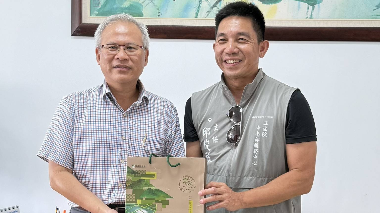 中南部服務中心主任邱俊龍與國發會中興新村活化辦公室參事吳文貴合影