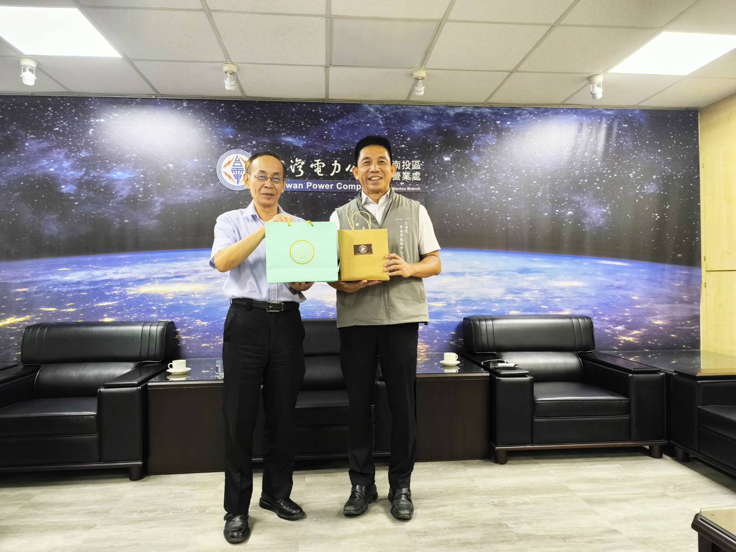 立法院中南部服務中心主任邱俊龍與台灣電力公司南投區營業處處長張毓哲合影