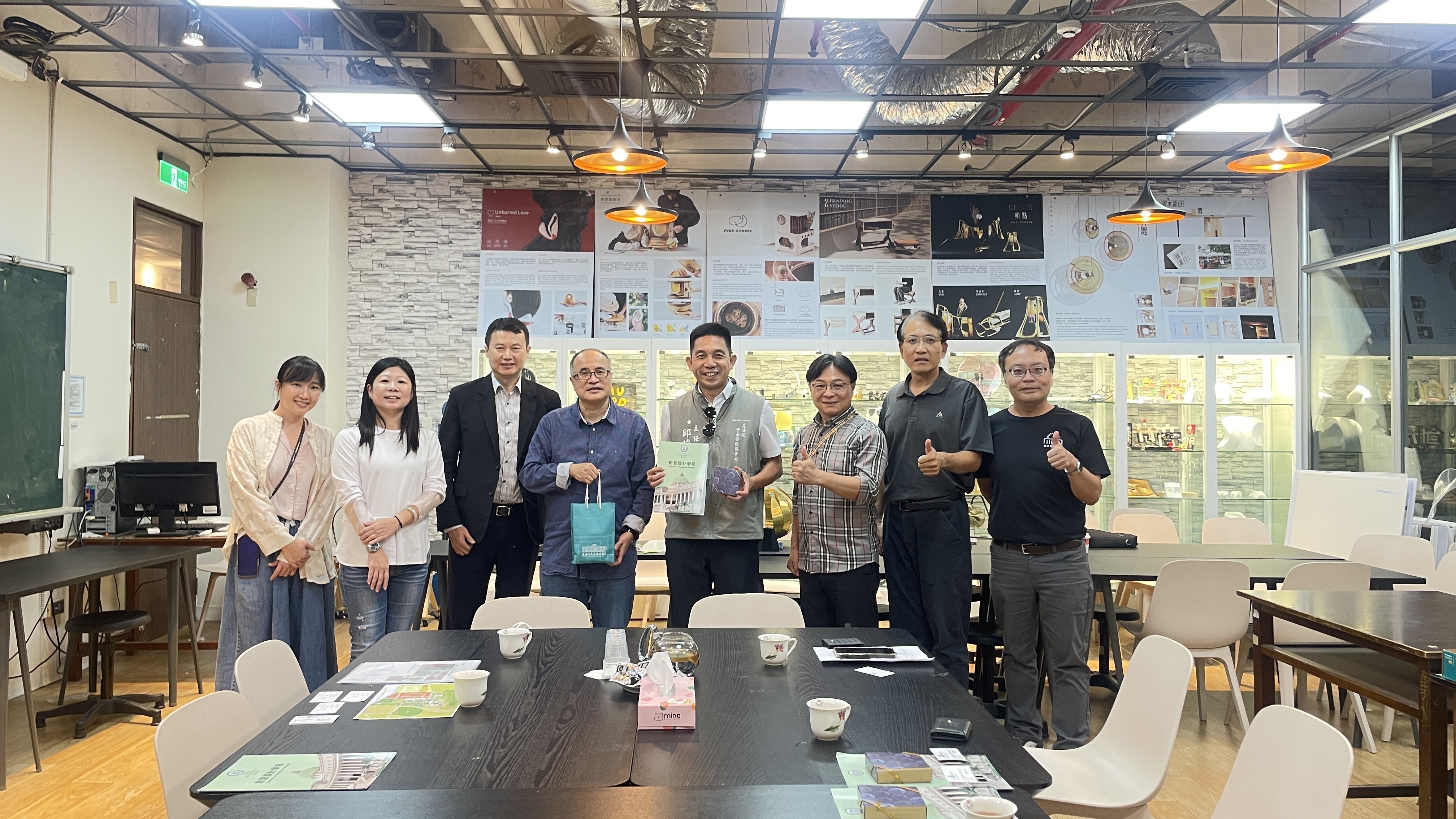 中南部服務中心主任邱俊龍及同仁與亞大創意設計學院院長姚村雄及同仁會後合影