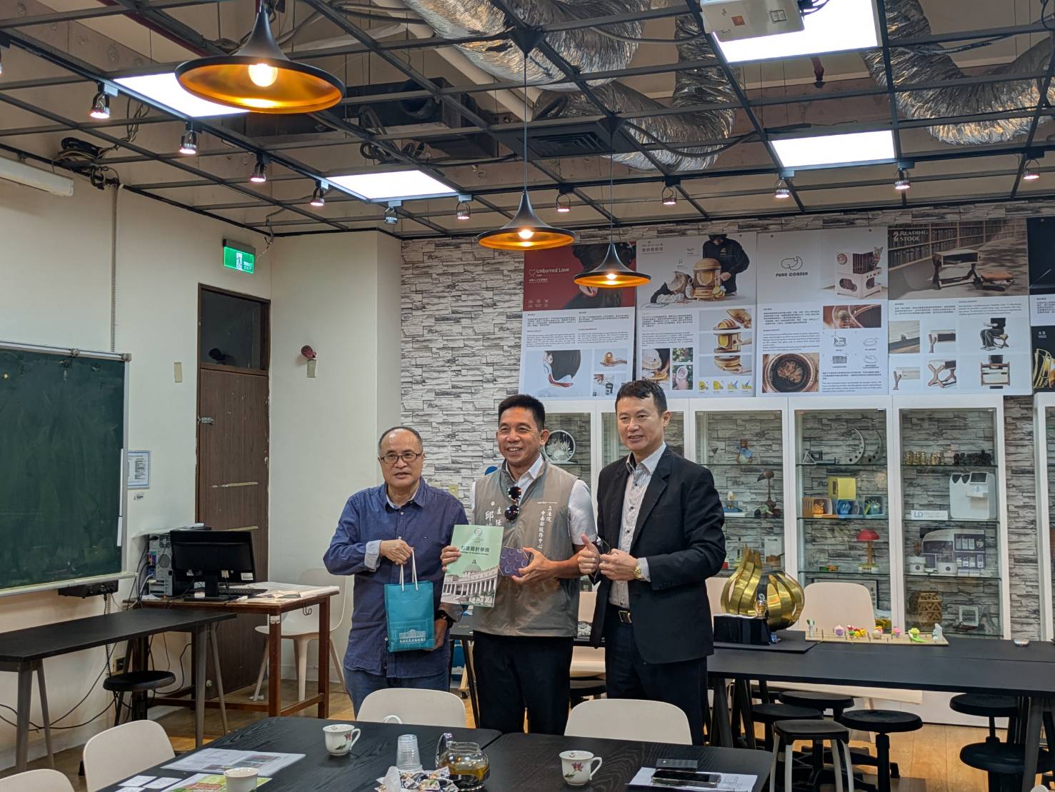 立法院中南部服務中心主任邱俊龍與亞洲大學創意設計學院院長姚村雄等合影