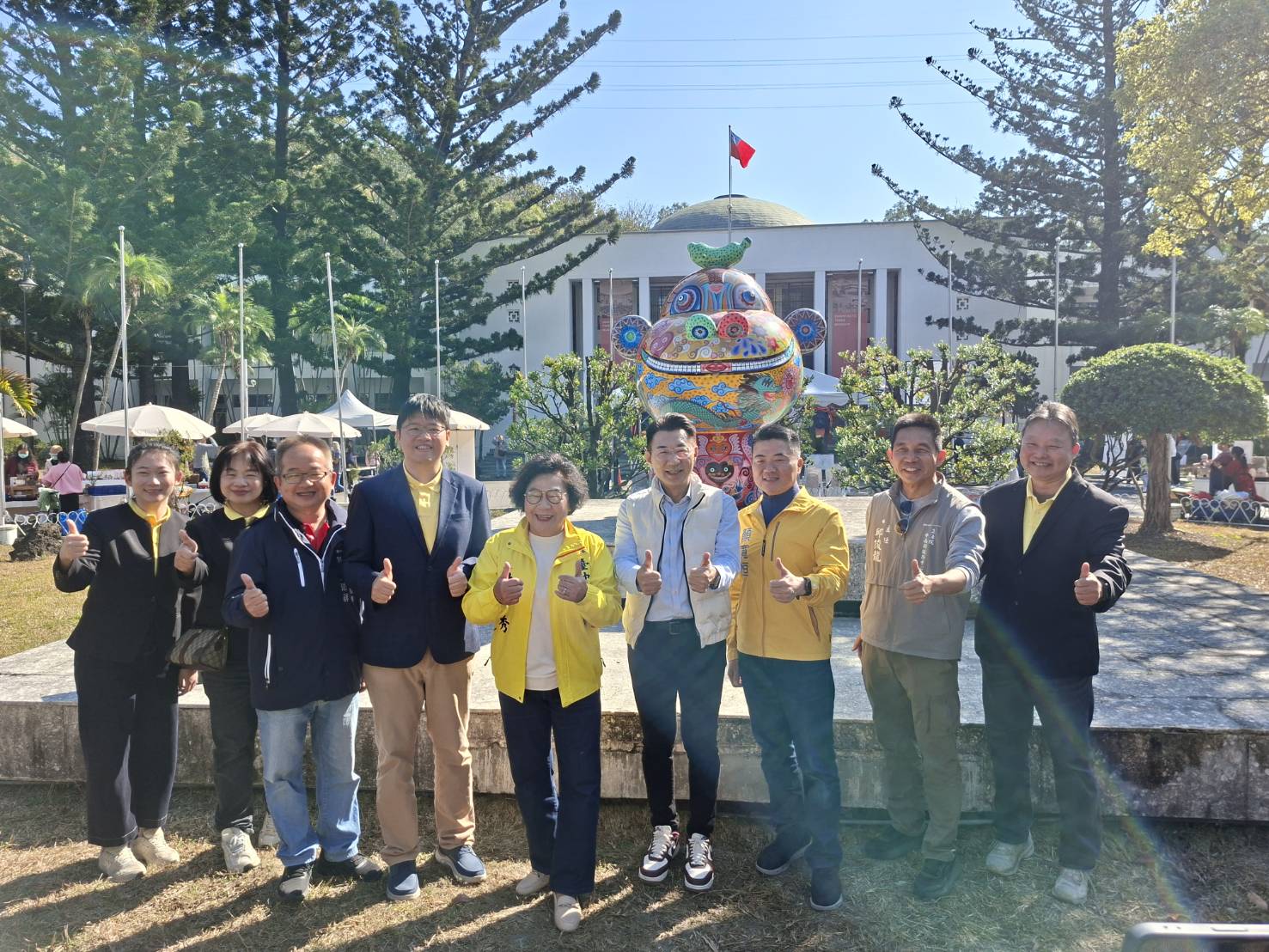 立法院副院長江啟臣與貴賓於洪易老師作品「猴交心」前合影