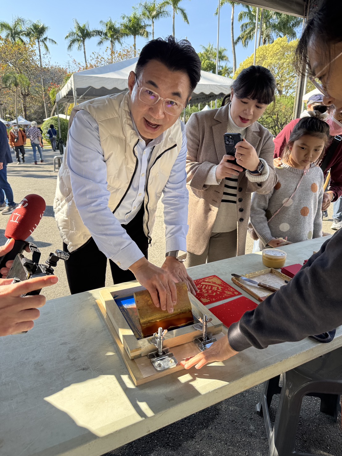 立法院副院長江啟臣體驗手作絹印