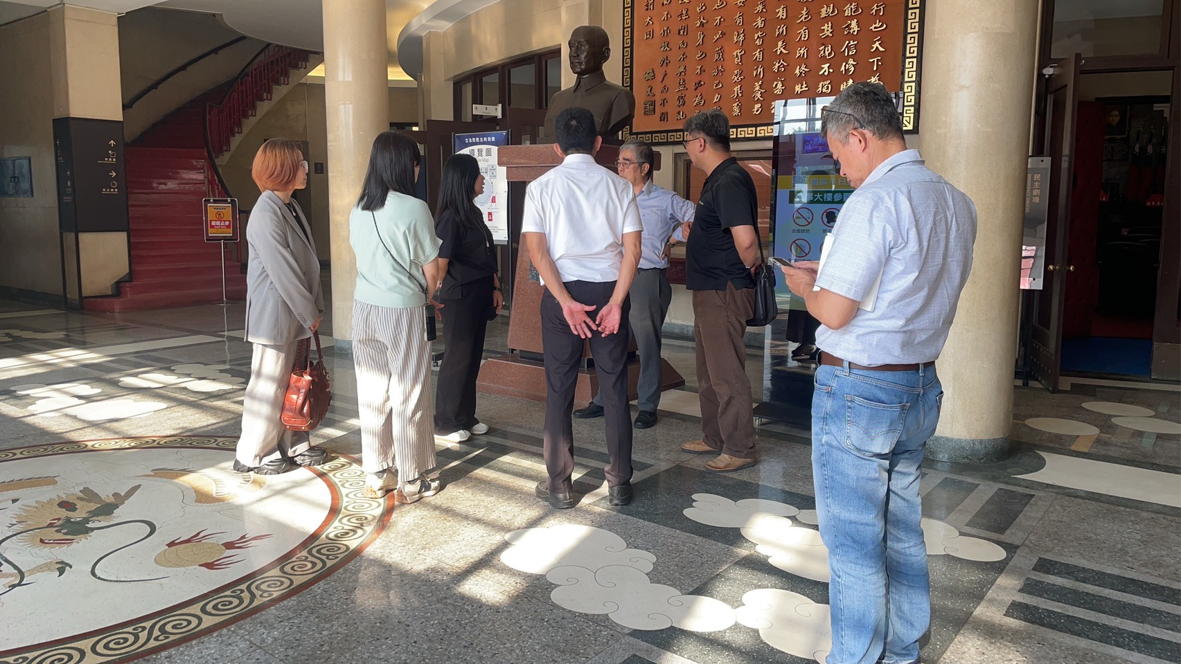 中南部服務中心、臺灣大學實驗林管理處、亞洲大學創意設計學院三方商討國產材運用於課程教學及國產材示範空間等事宜