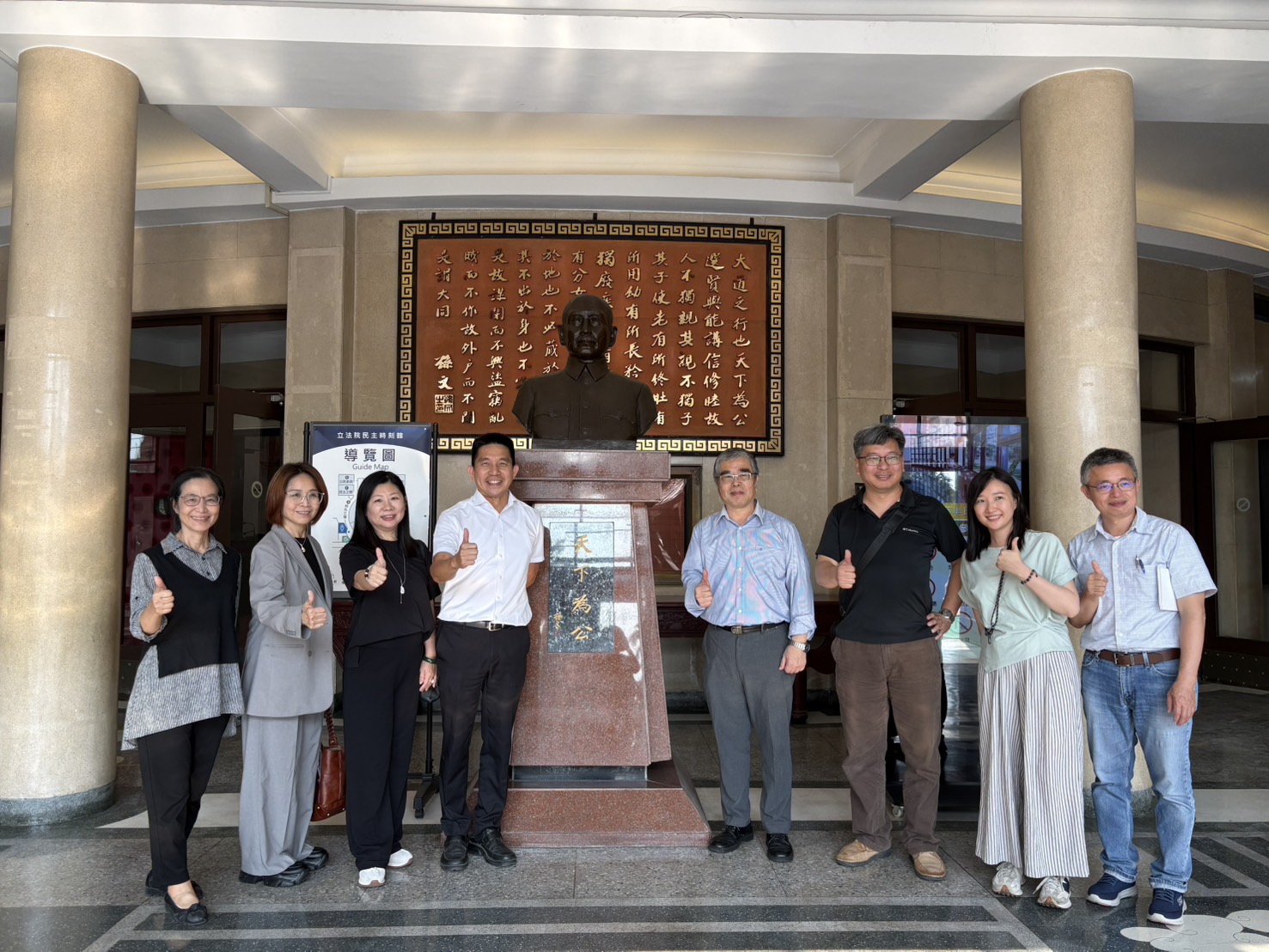 立法院中南部服務中心主任邱俊龍與國立臺灣大學實驗林管理處處長蔡明哲、亞洲大學創意設計學院副教授劉芃均等於會後合影