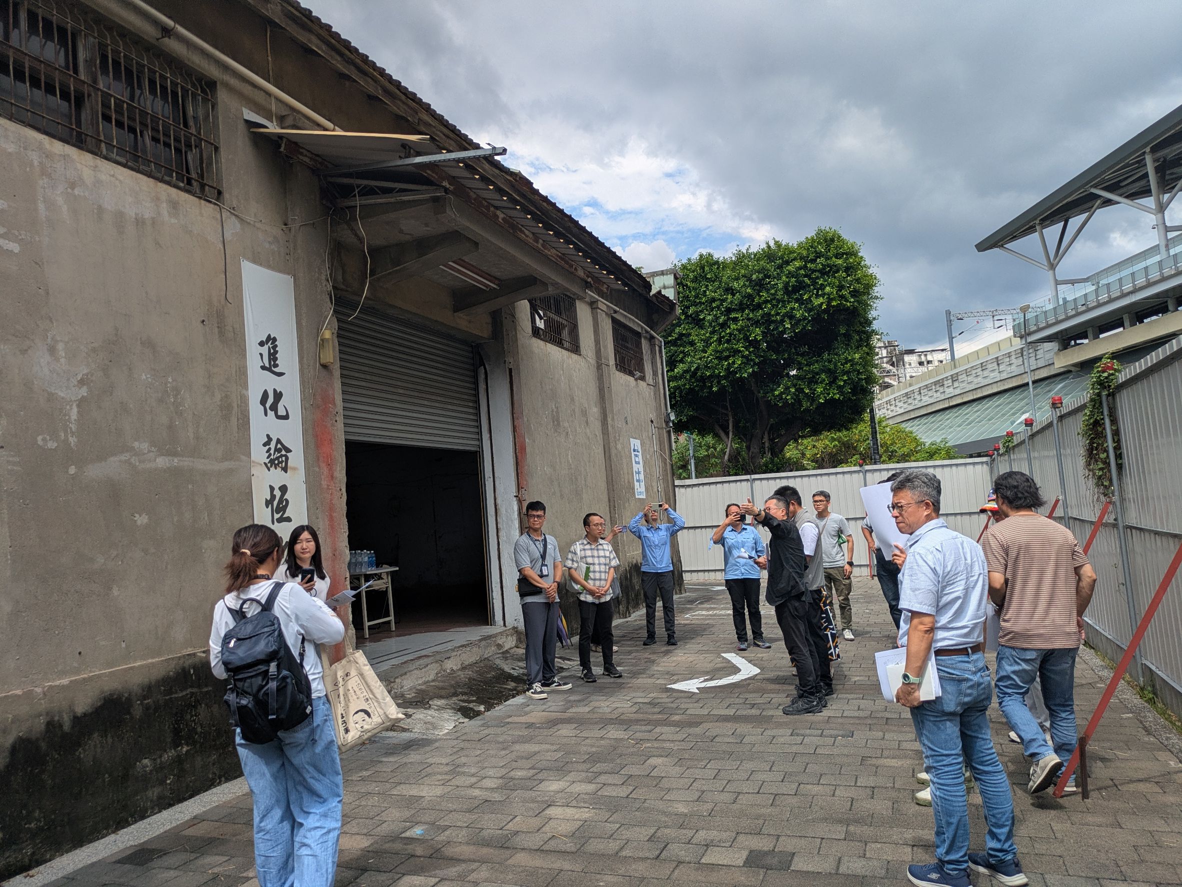 戶外實地了解倉庫群位置及未來發展方向