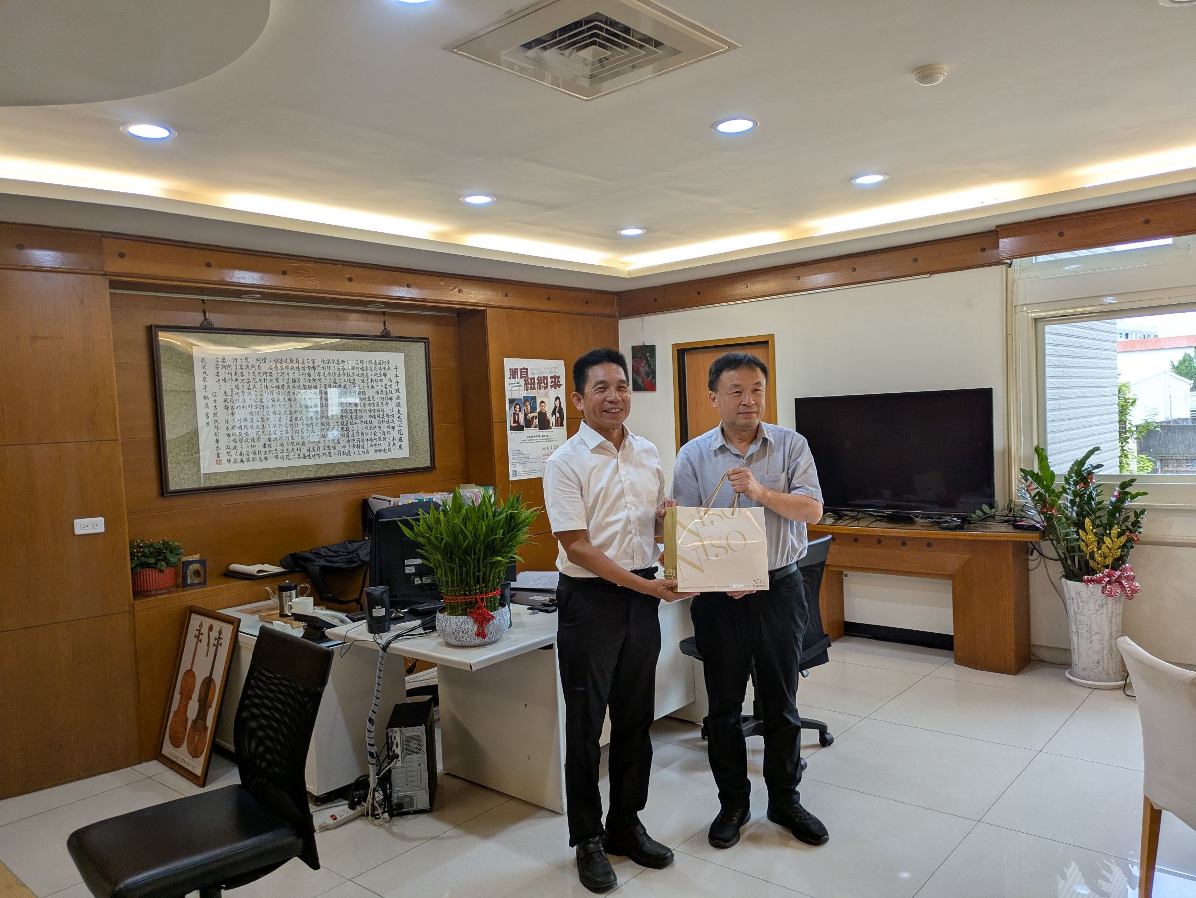 立法院中南部服務中心主任邱俊龍及國立臺灣交響樂團團長歐陽慧剛會後合影