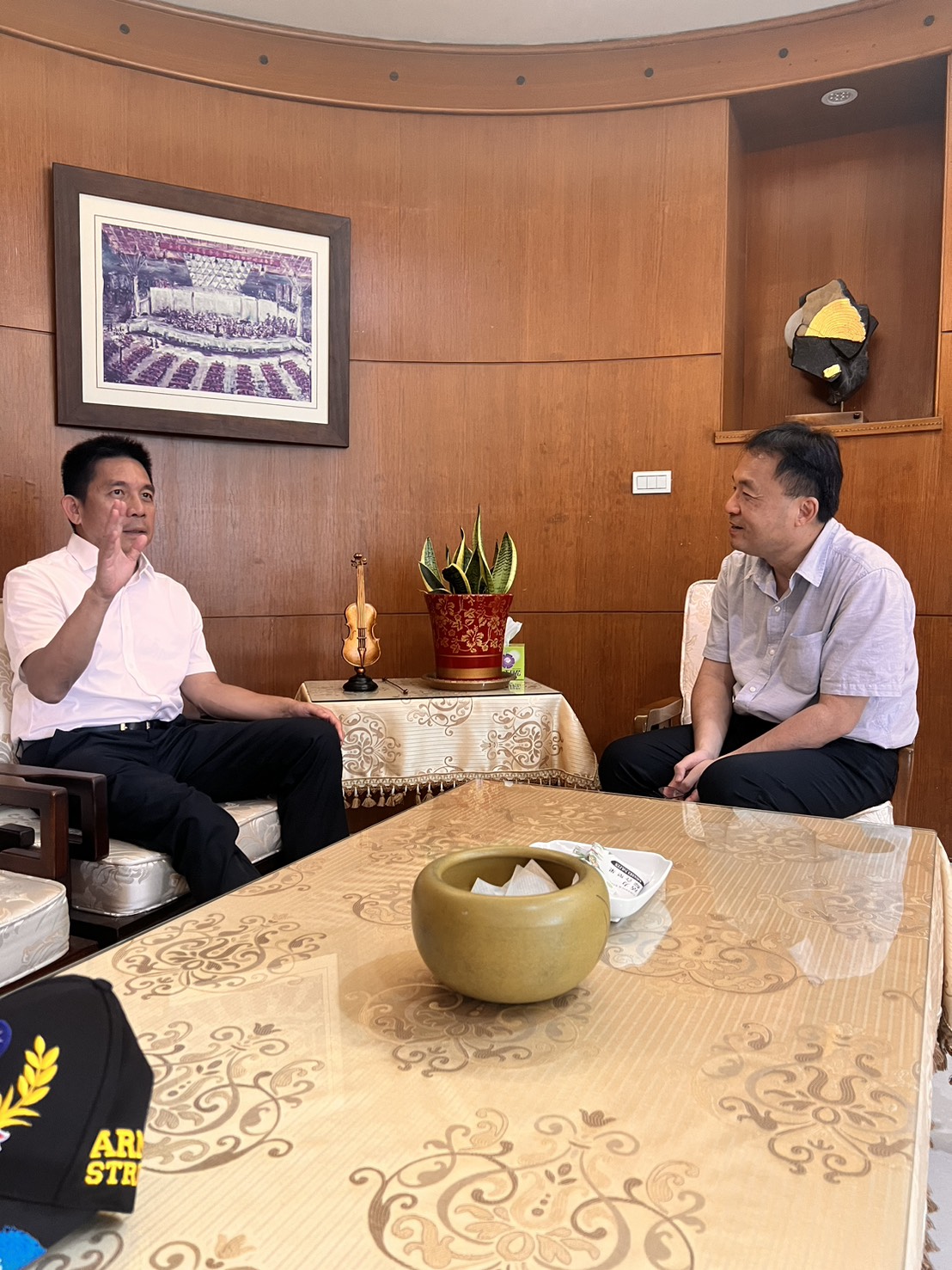 立法院中南部服務中心主任邱俊龍及國臺交團長歐陽慧剛洽談「省議會風華再現活動」