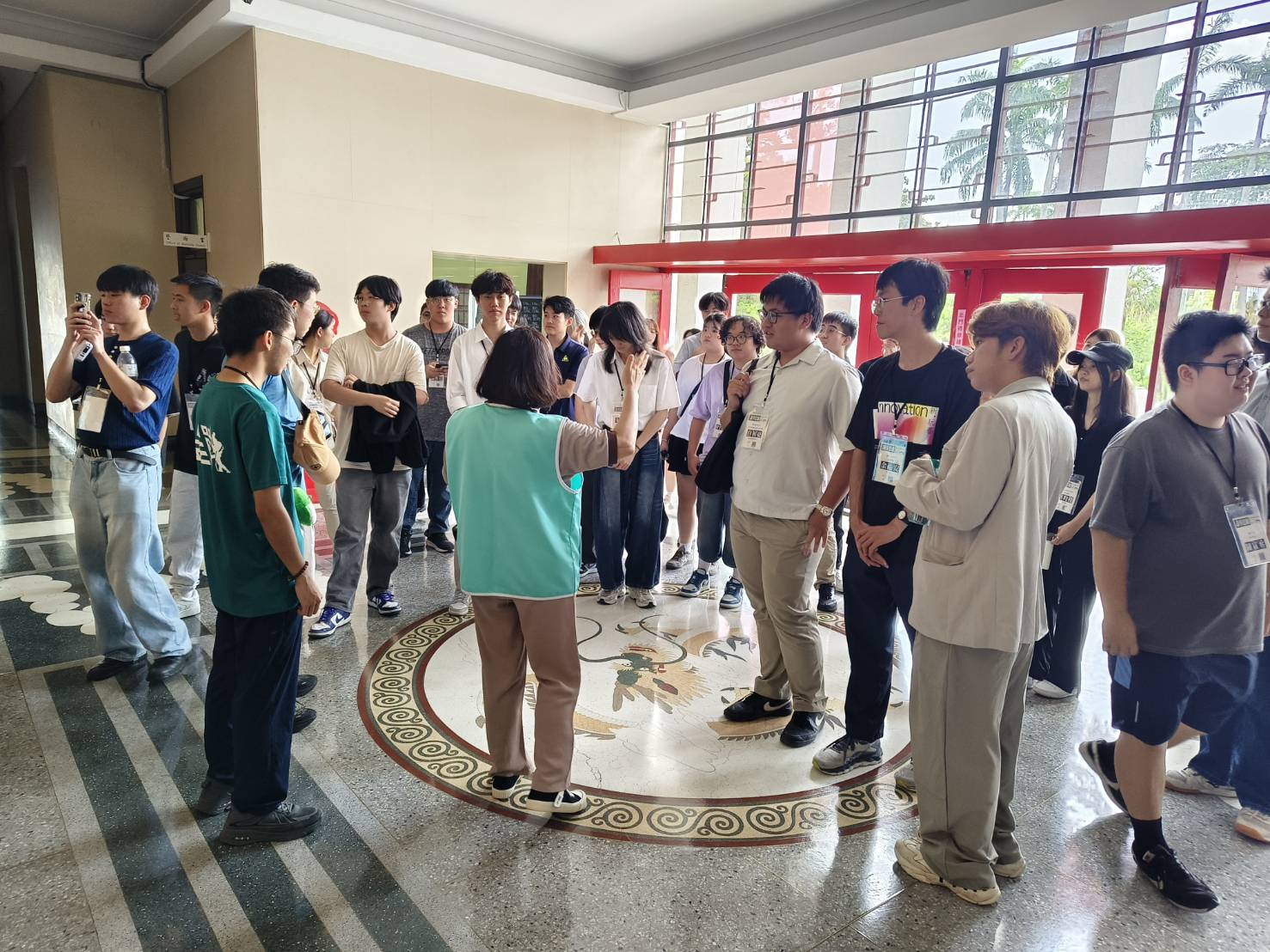 聆聽地面龍紋圖騰象徵意義