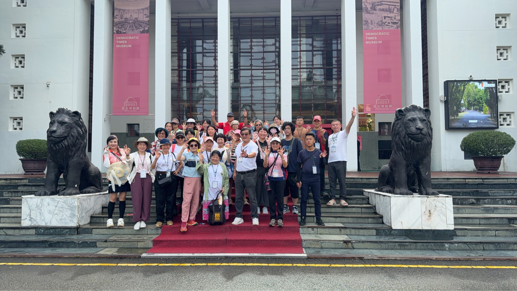 原省議會議事堂前合影