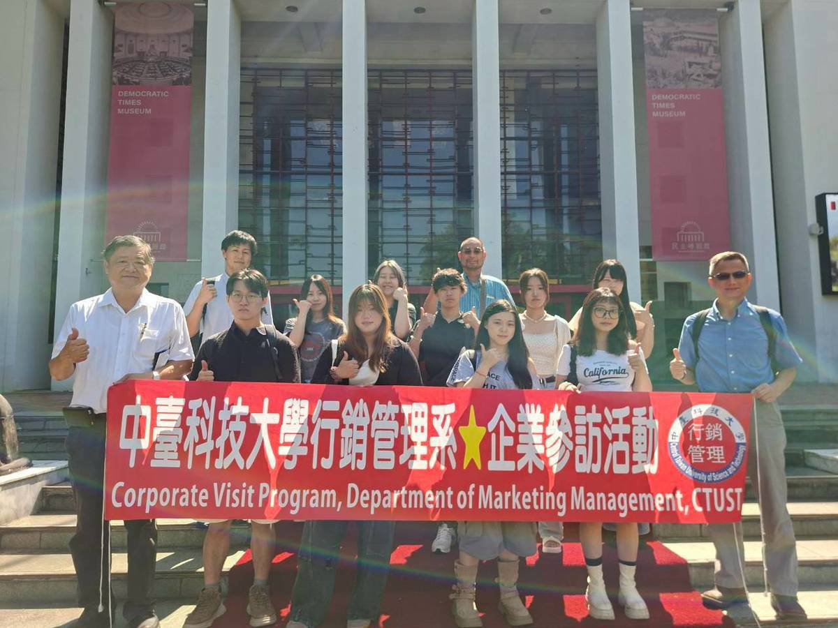 原省議會議事大樓前合影