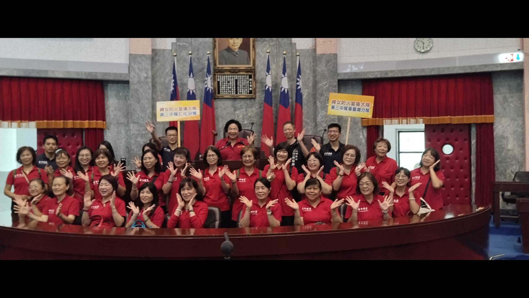 主席台前開心與中隊長林碧秀市議員合照