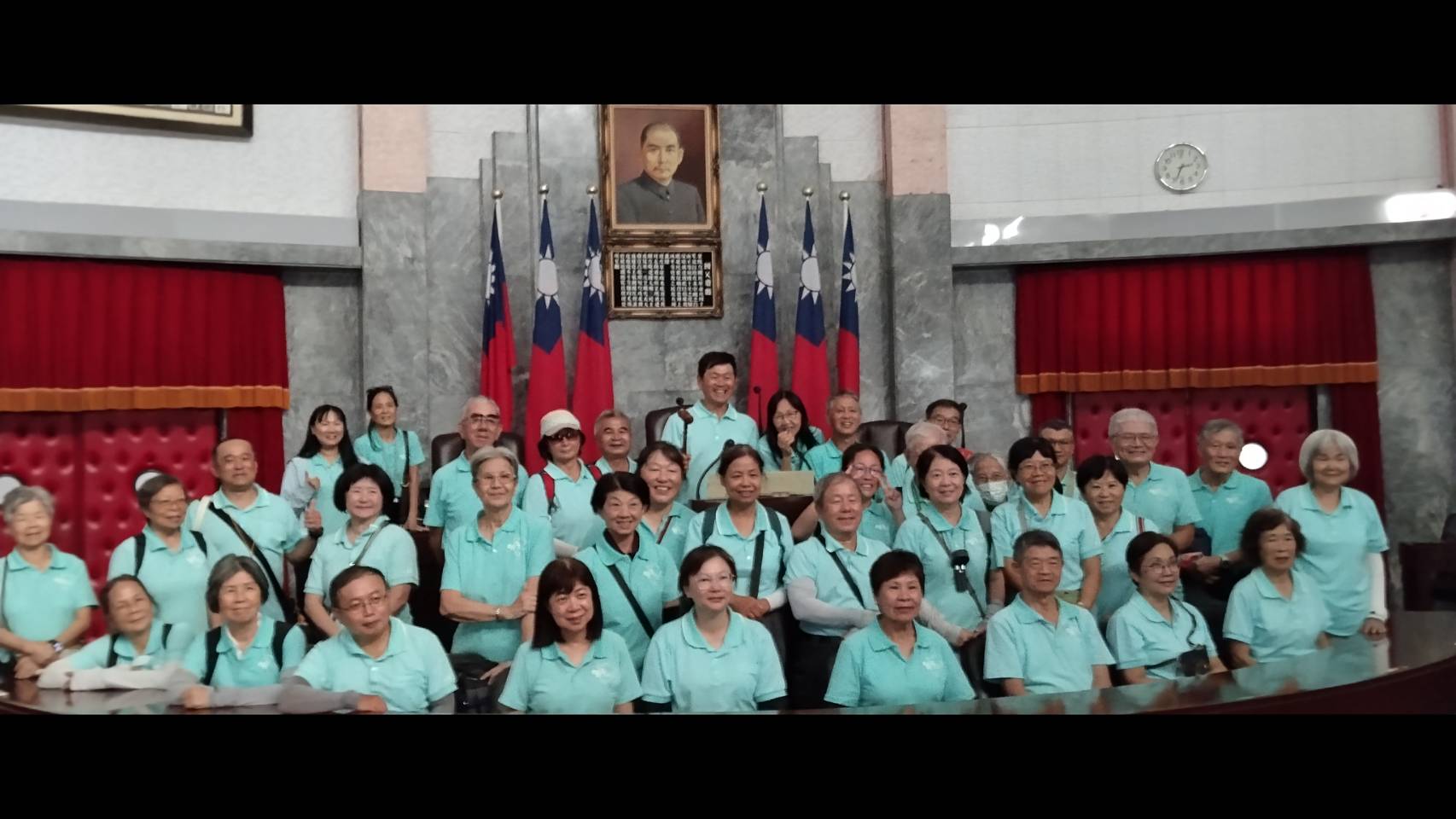 參訪志工於主席台前合影