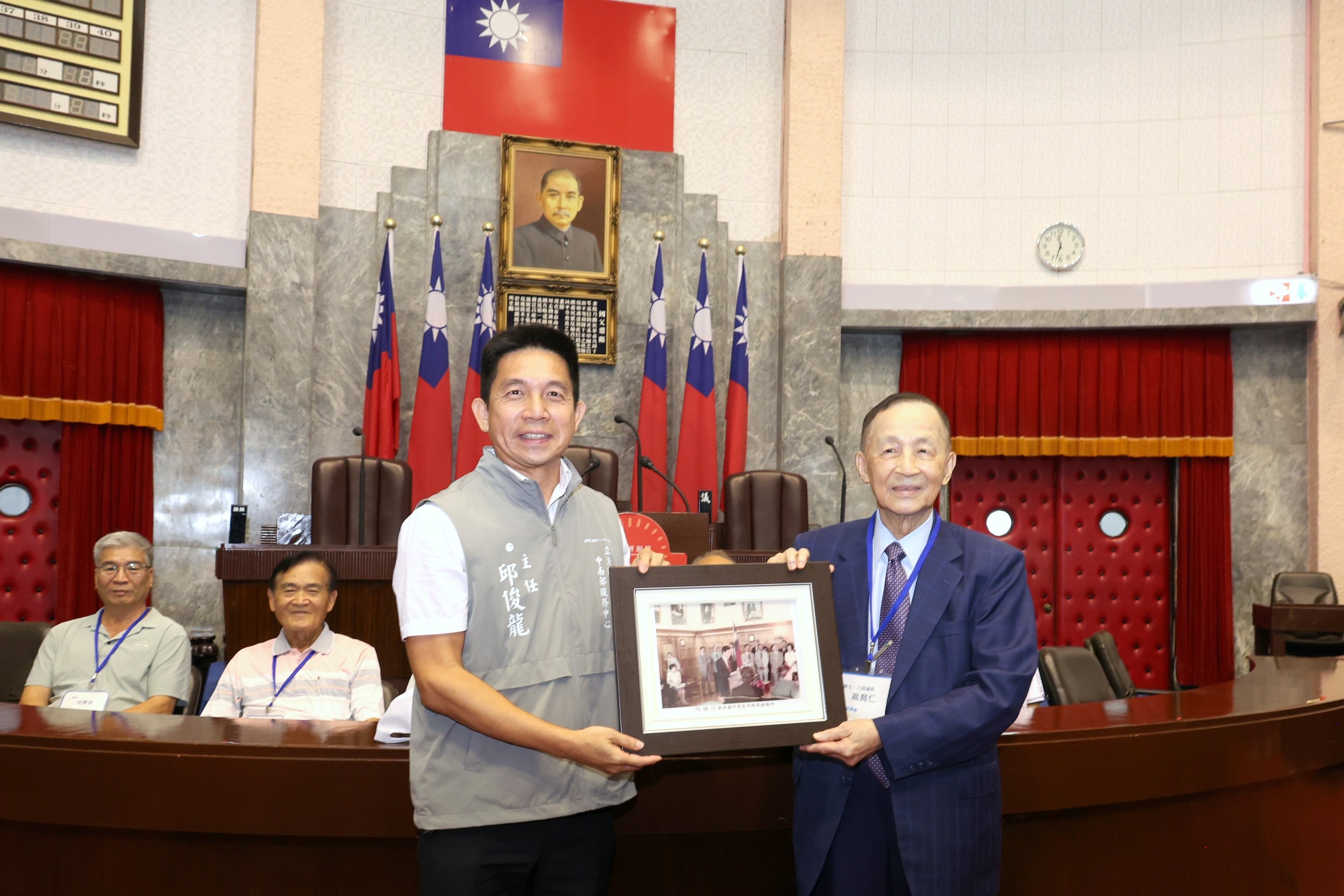 立法院中南部服務中心邱俊龍主任致贈高議長簽約照片