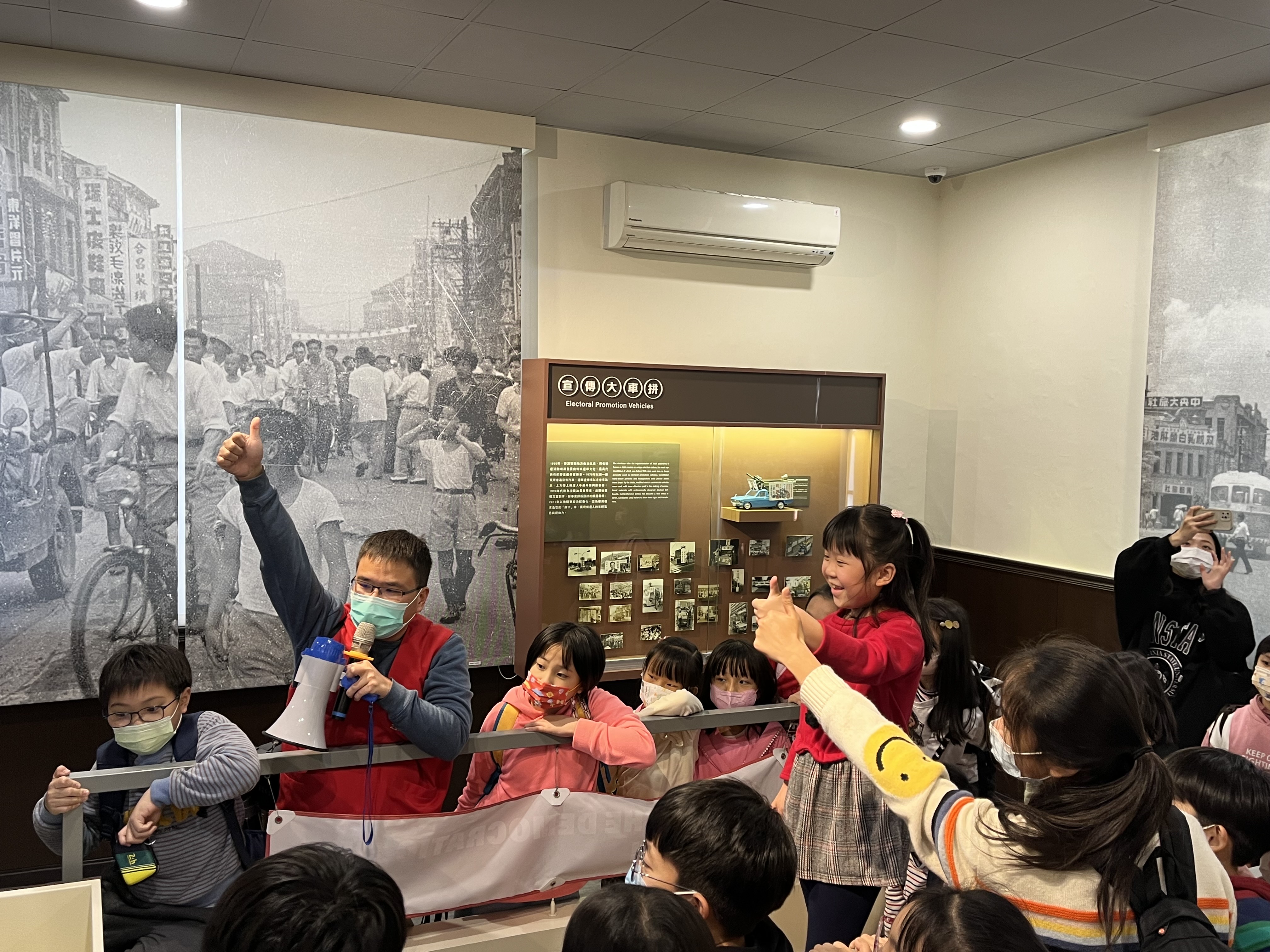 小朋友以互動遊戲體驗候選人拜票活動