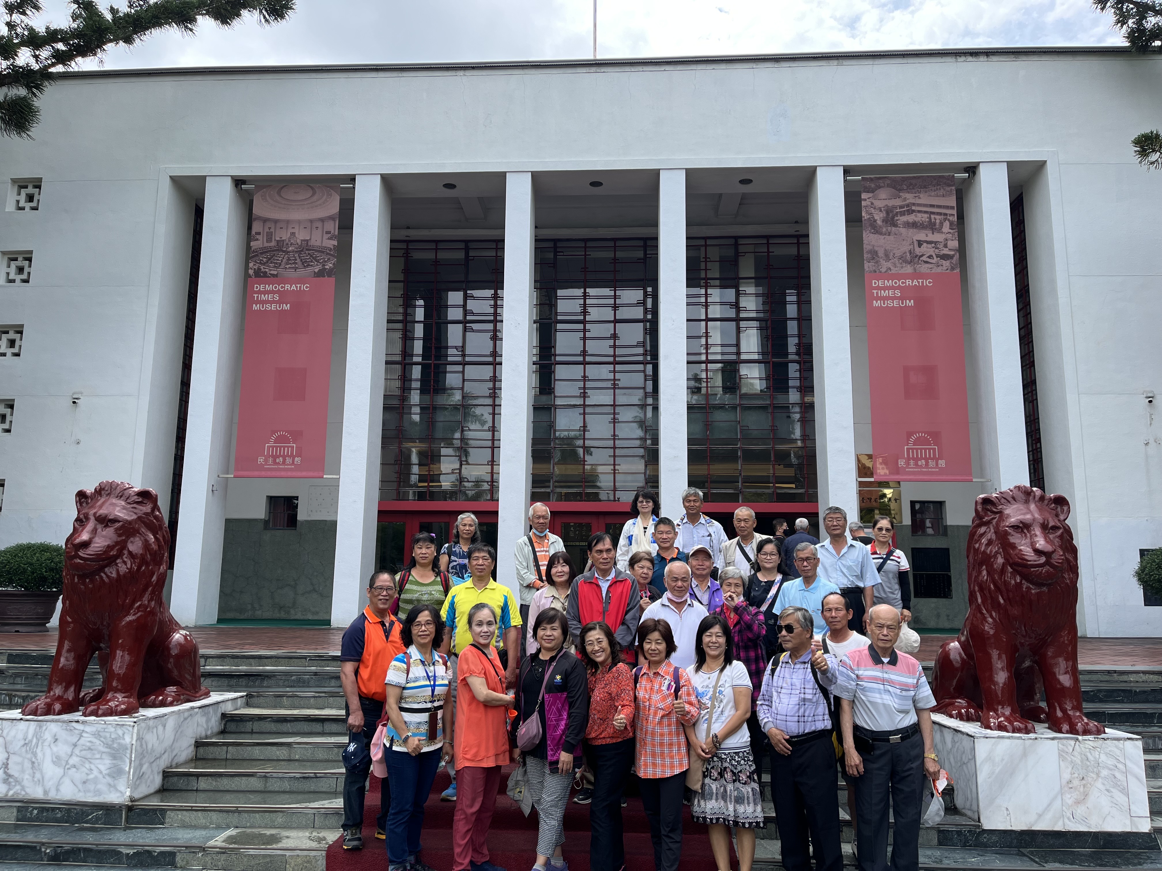 民主時刻館前合影