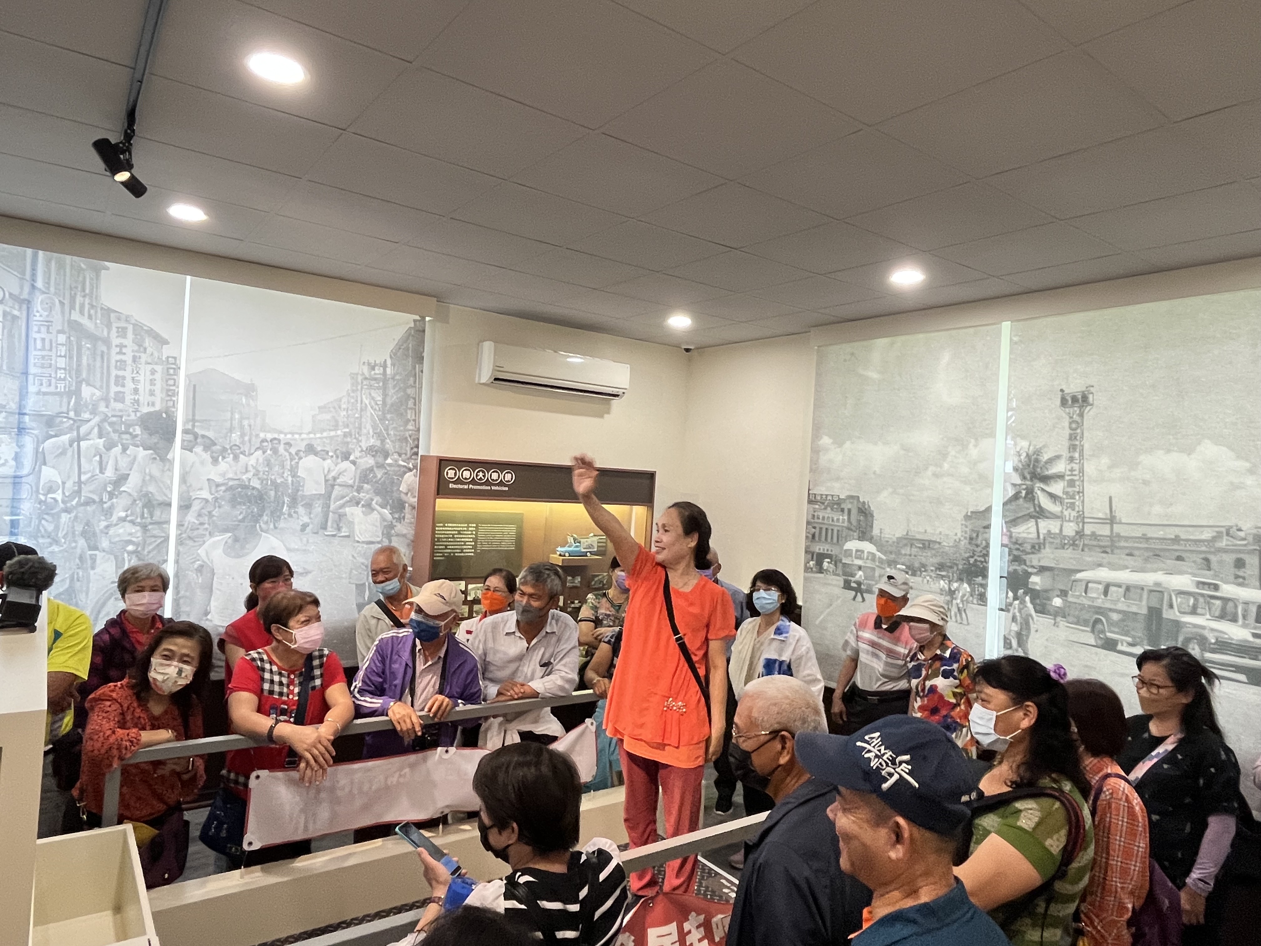 使用互動遊戲體驗候選人競選車上拜票過程