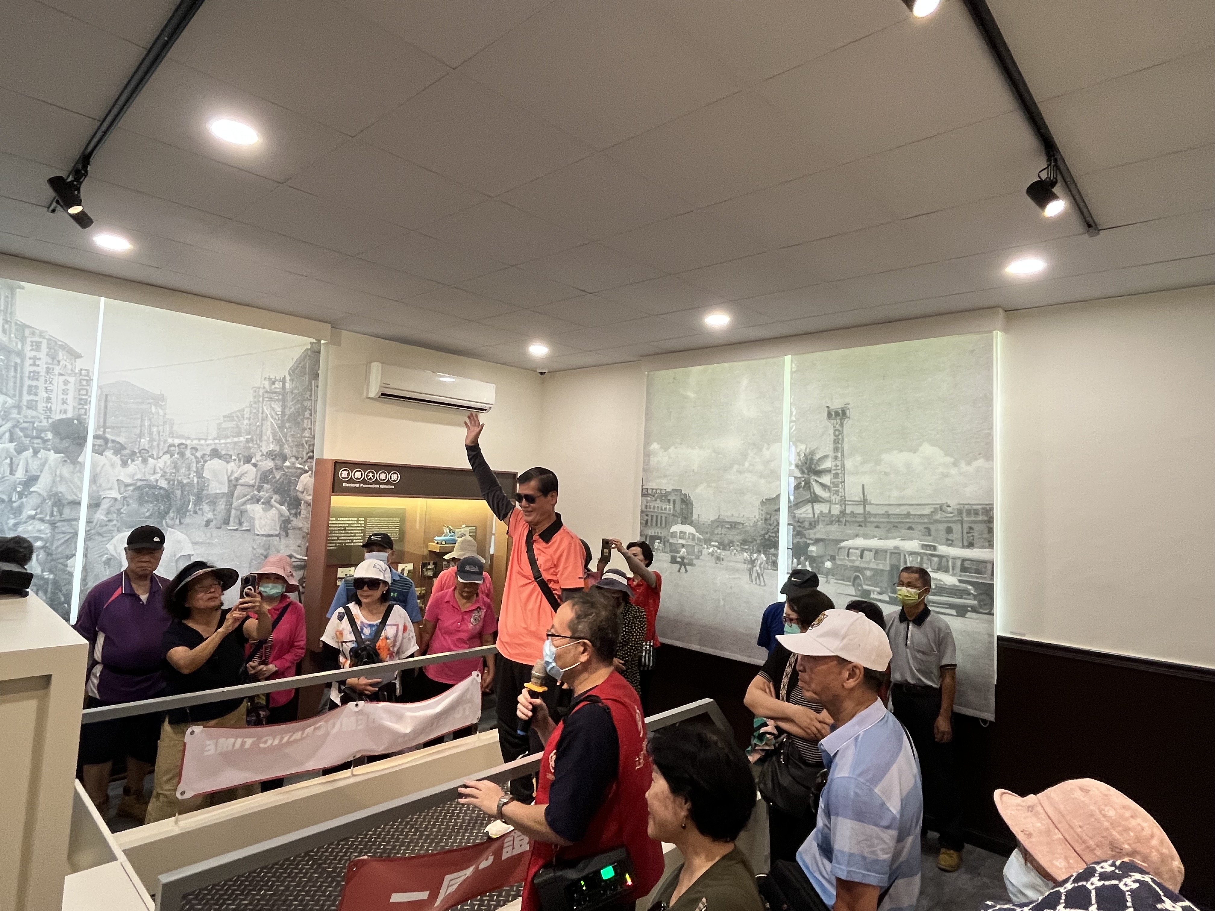 使用互動遊戲體驗候選人拜票活動