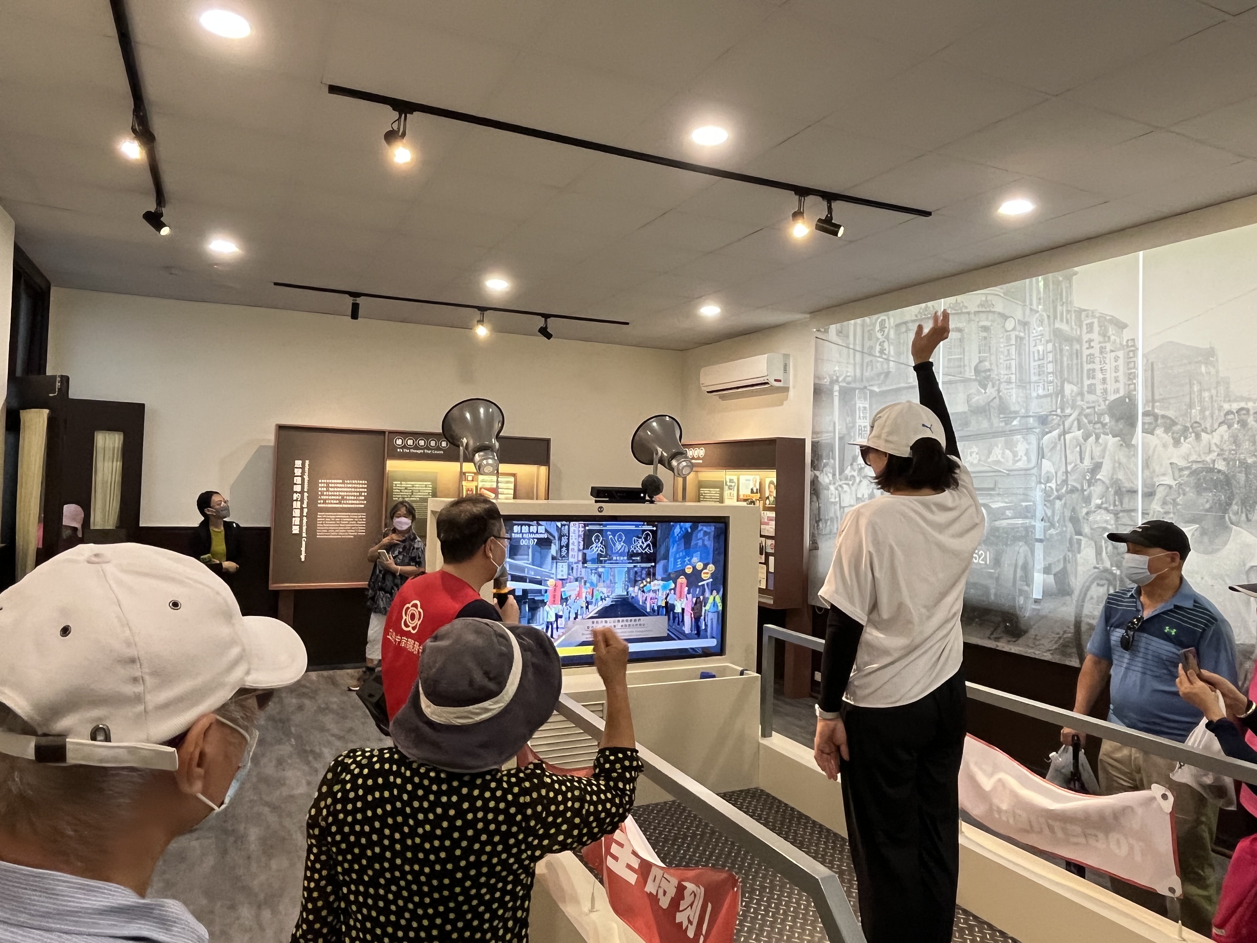 使用互動遊戲體驗競選活動拜票場景