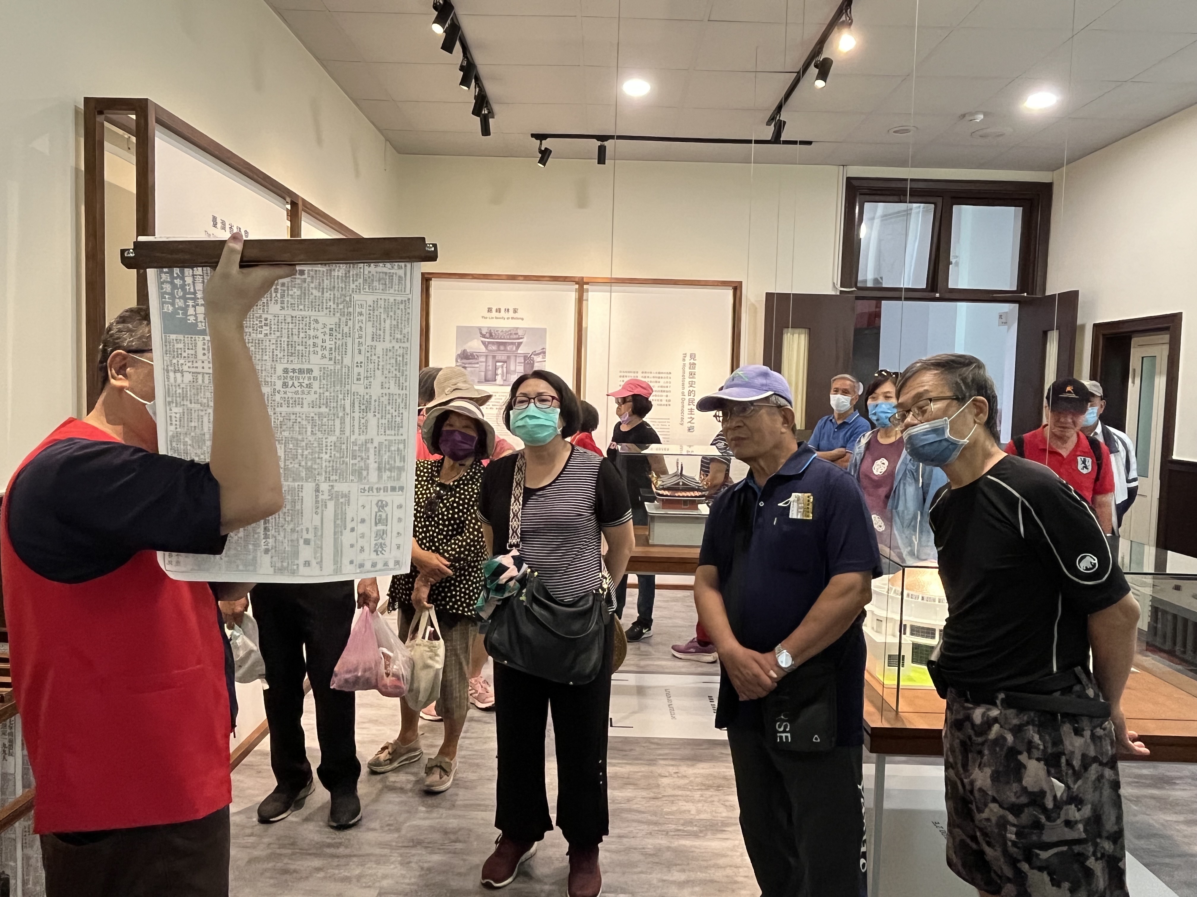 透過老報紙復刻品了解民主時刻館議事大樓興建歷史