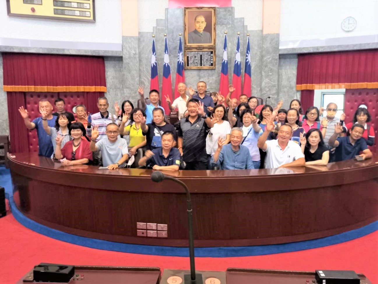 主席臺前合影紀念