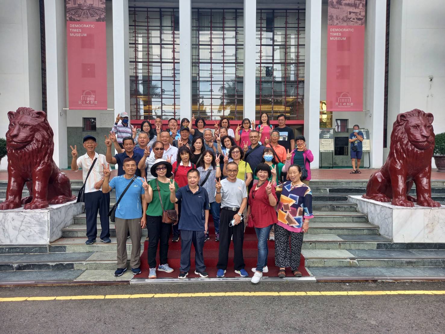 民主時刻館前合影