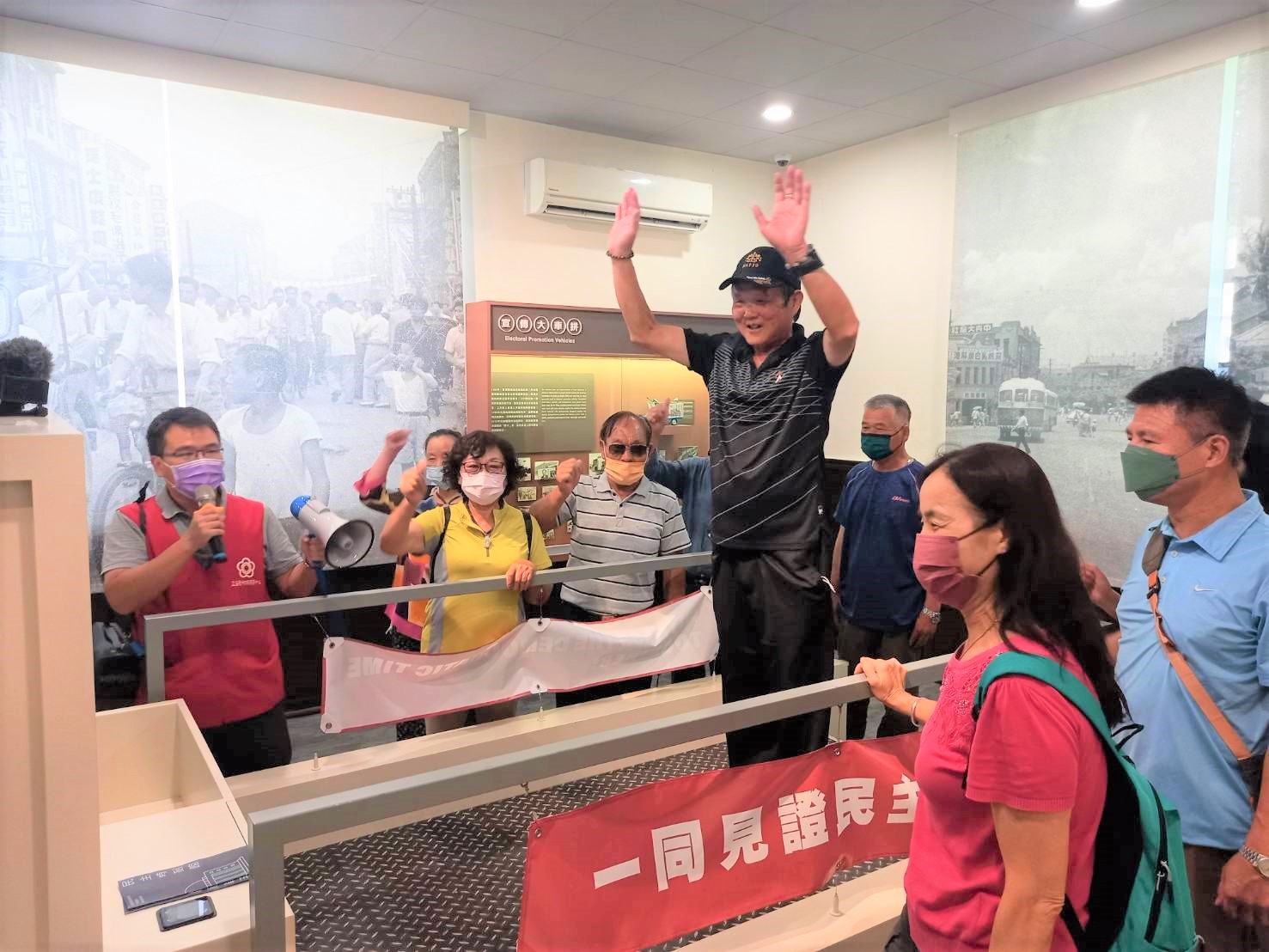 透過互動遊戲體驗競選拜票過程