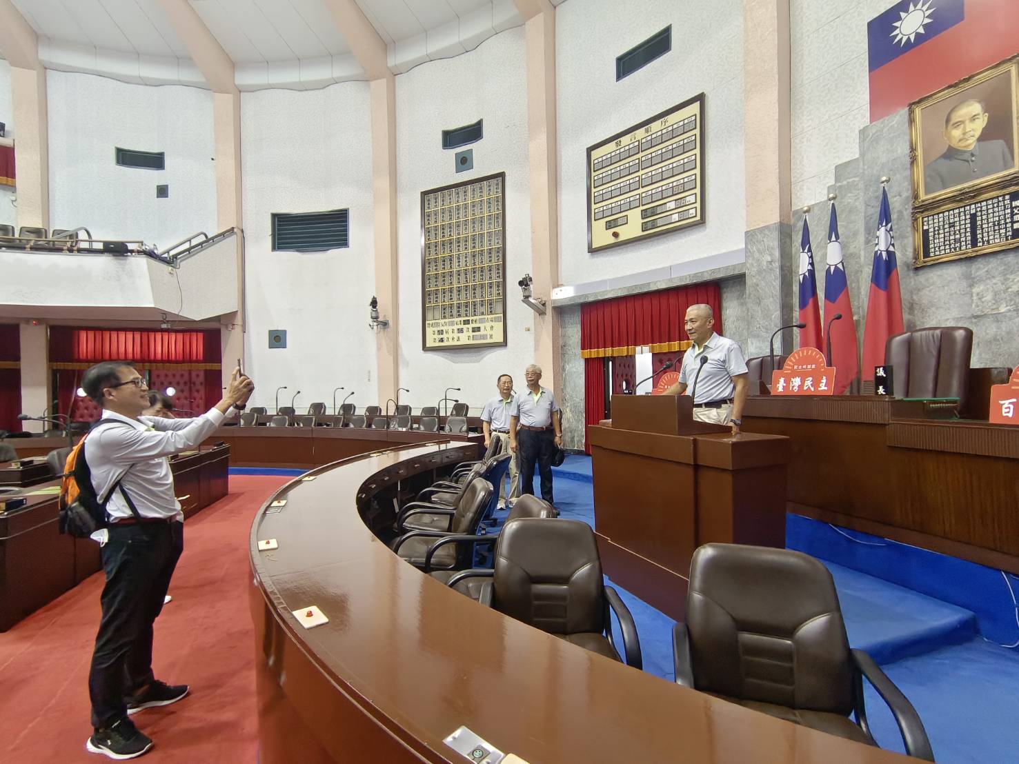 主席台前留影紀念