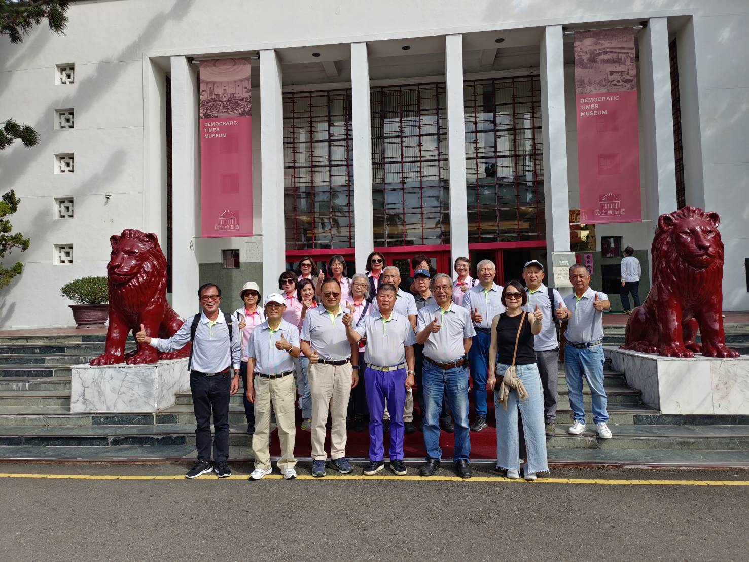 民主時刻館前合影