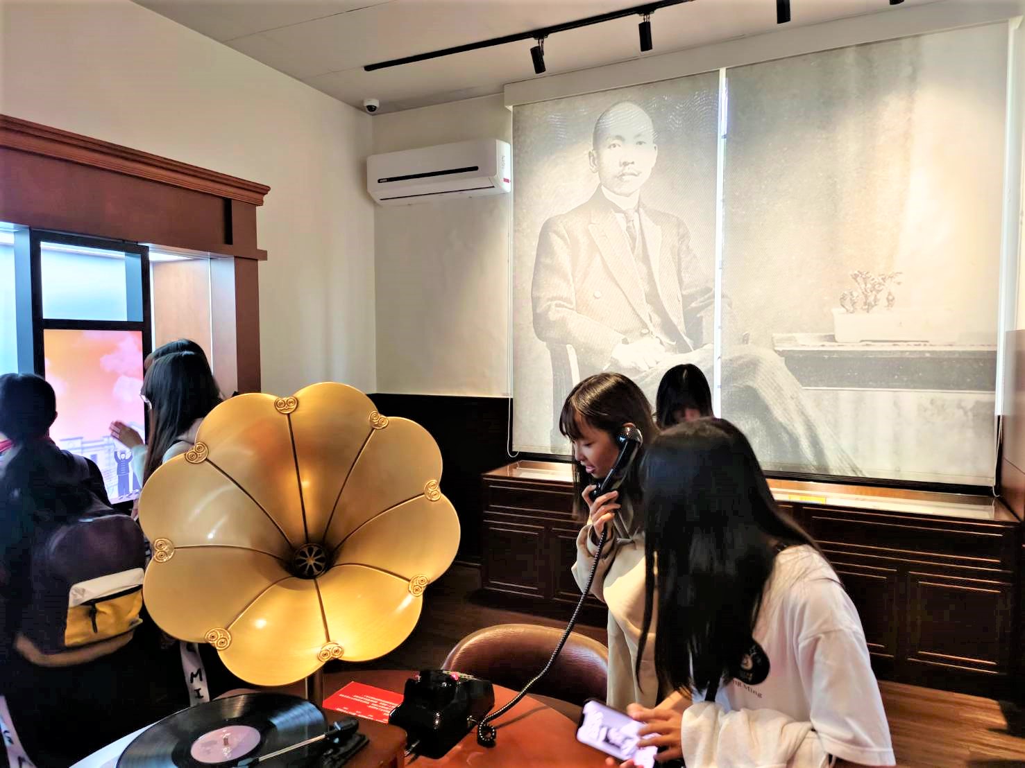 民主浪潮展間體驗互動遊戲電話機