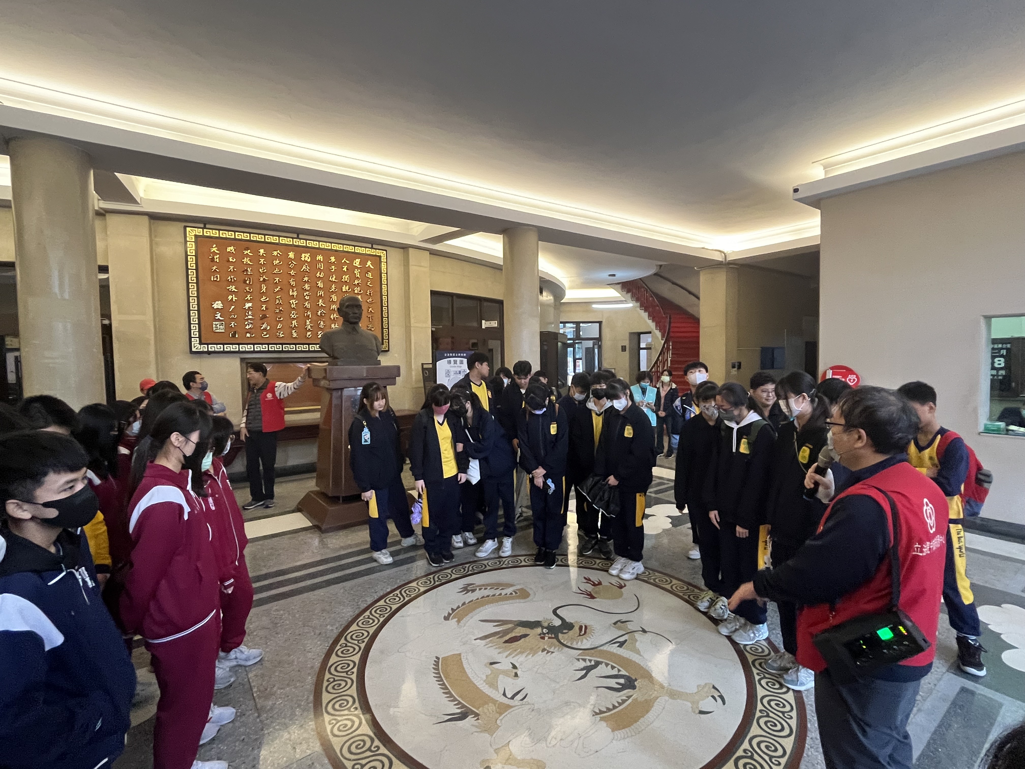 市定古蹟議事大樓歷史風華與龍紋圖飾之美