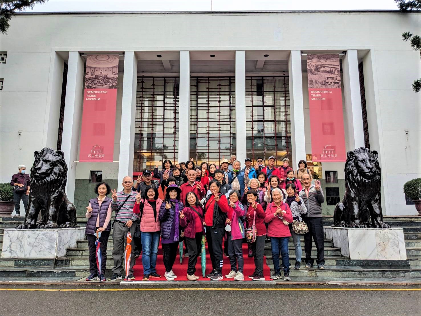 民主時刻館前合影
