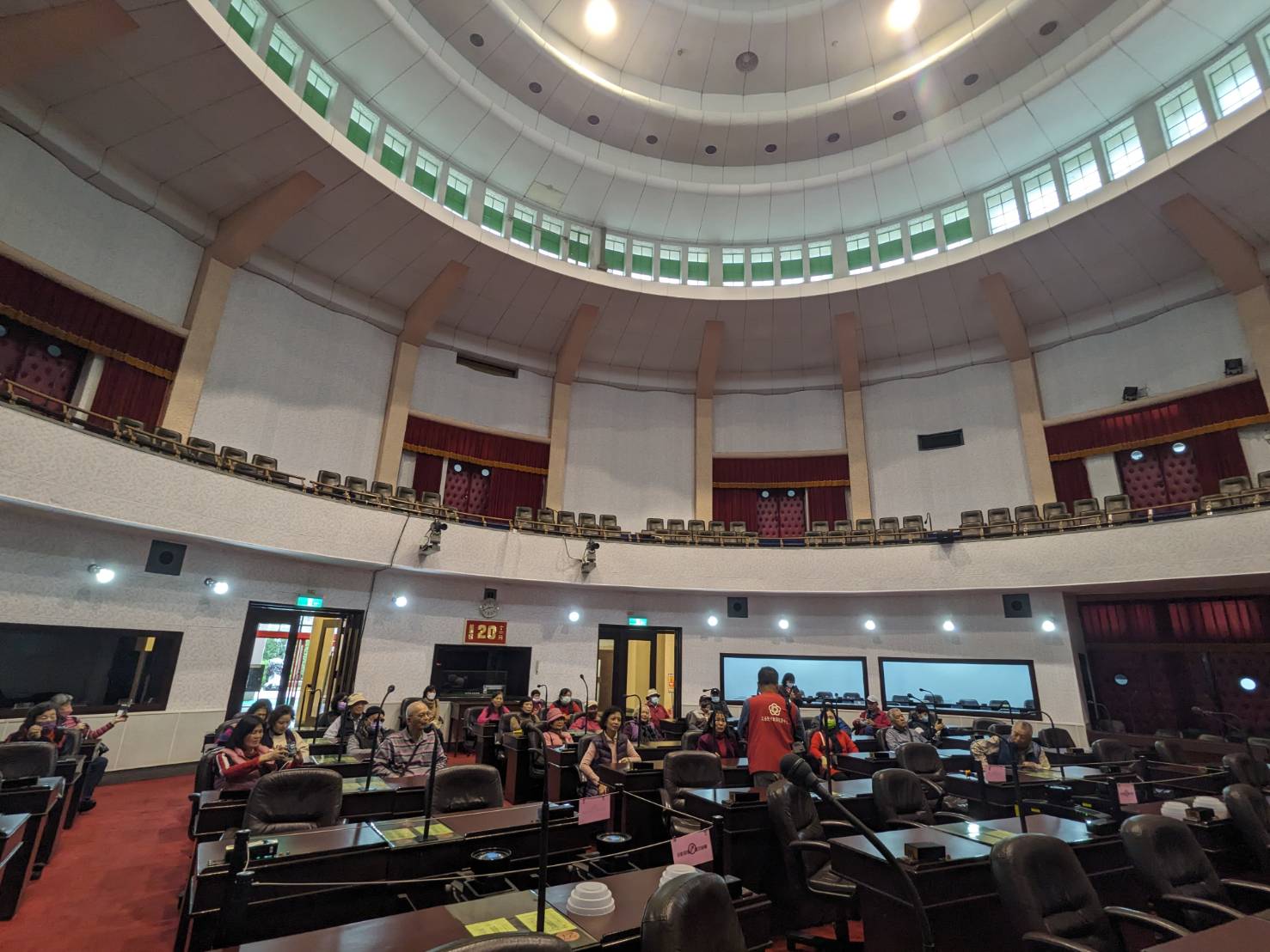 前省議會議事堂聆聽當年風華