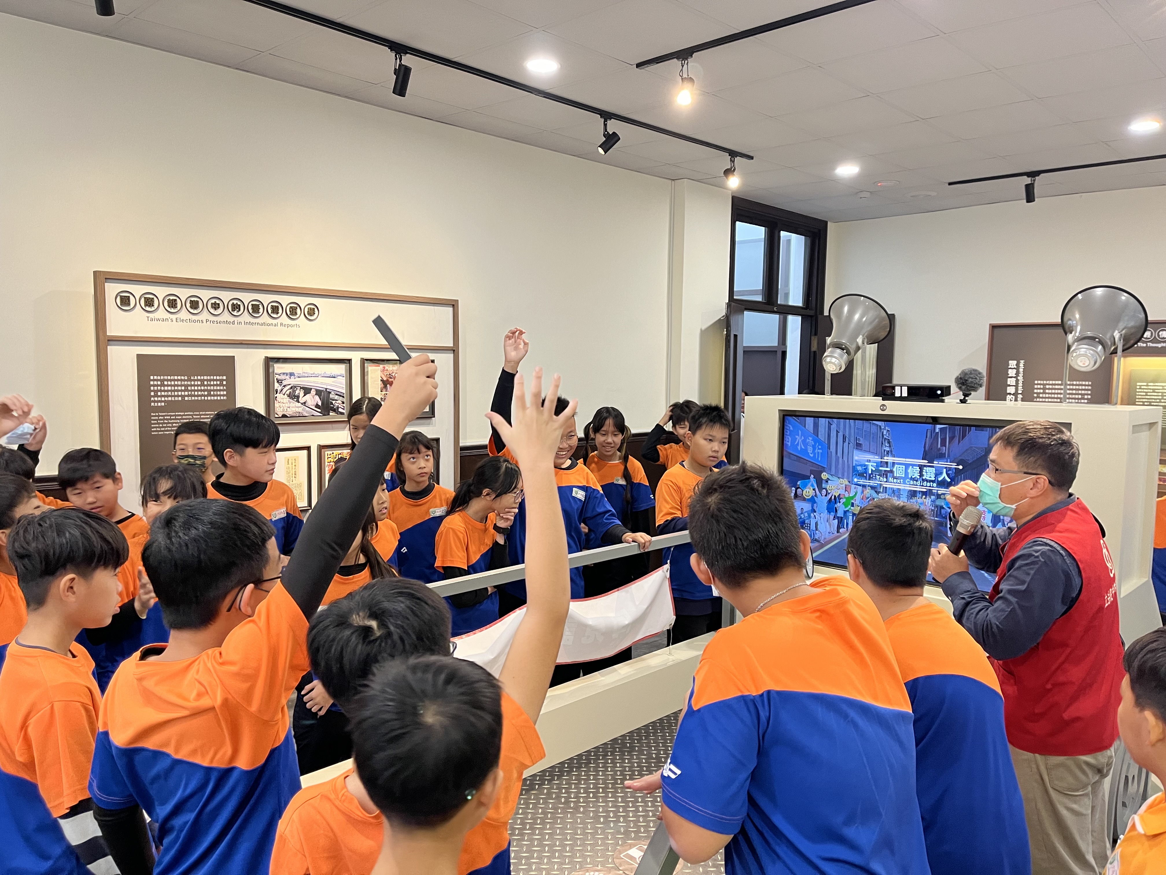 踴躍參加選舉戰車互動遊戲體驗