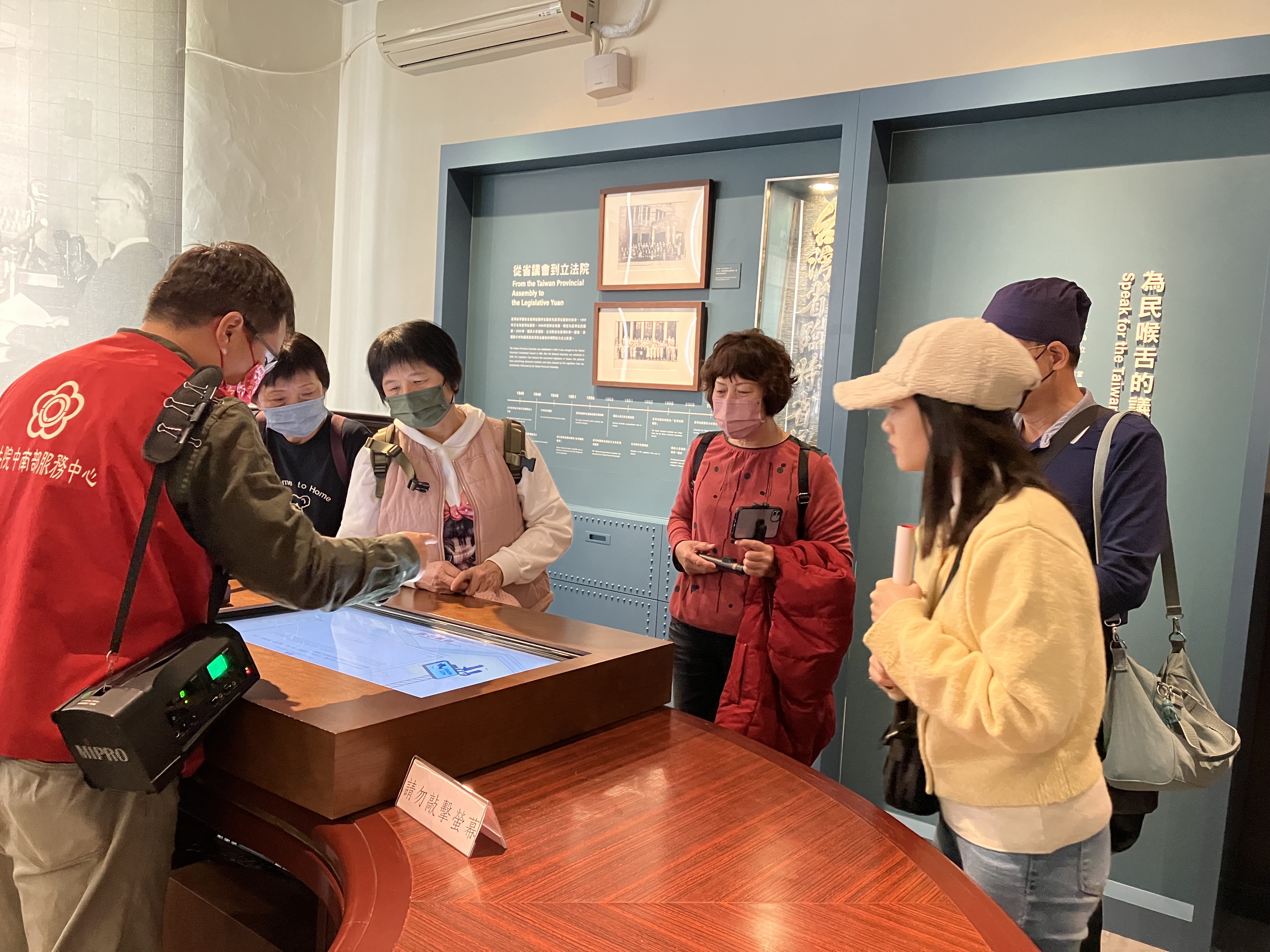 透過議事槌互動遊戲了解國會立法過程