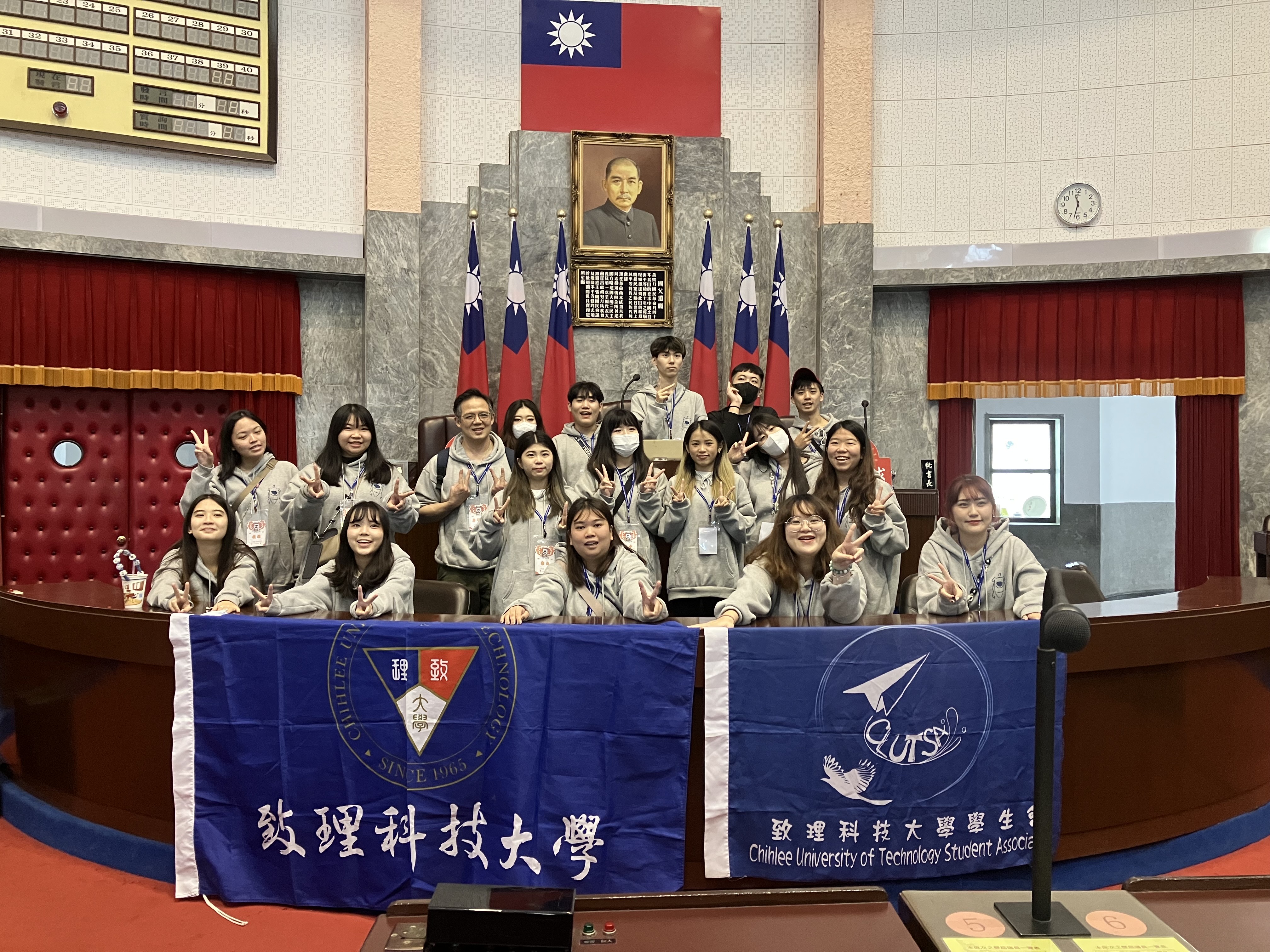 主席臺前合影留念