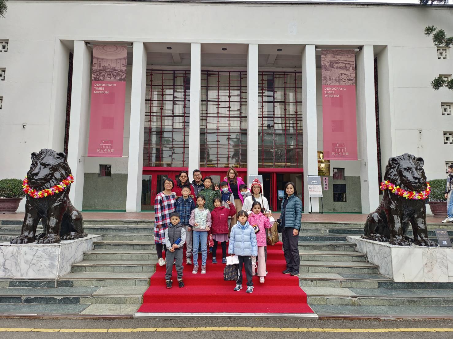 民主時刻館前與65歲生日雙獅合影