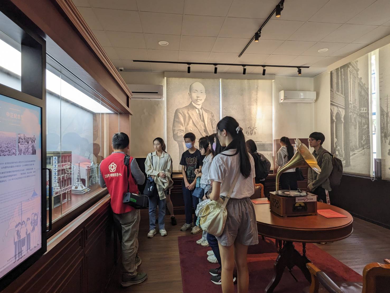 民主浪潮展間了解民主前輩事蹟