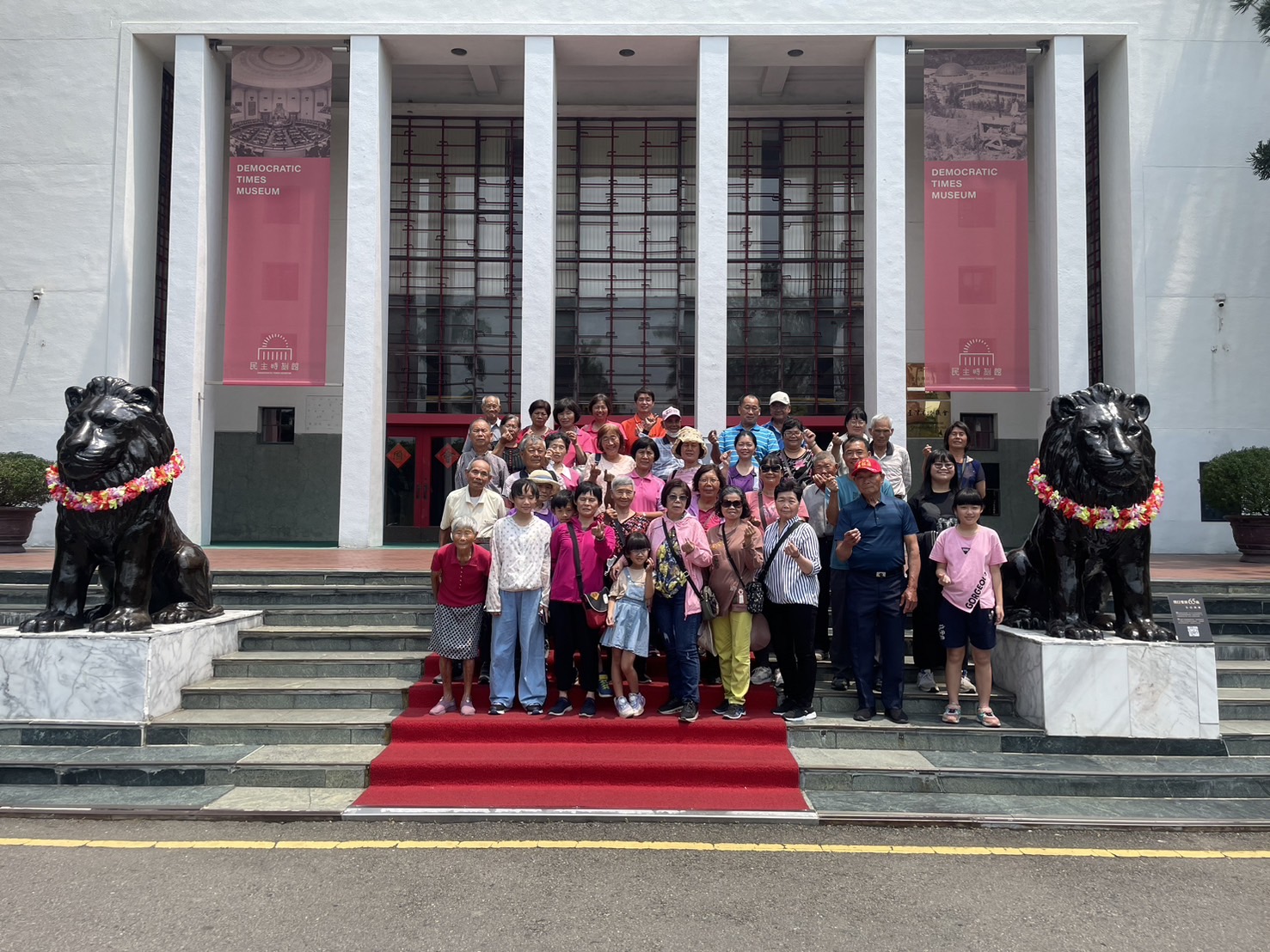 民主時刻館前合影