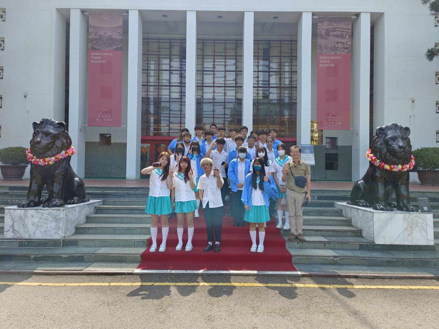 民主時刻館前合影