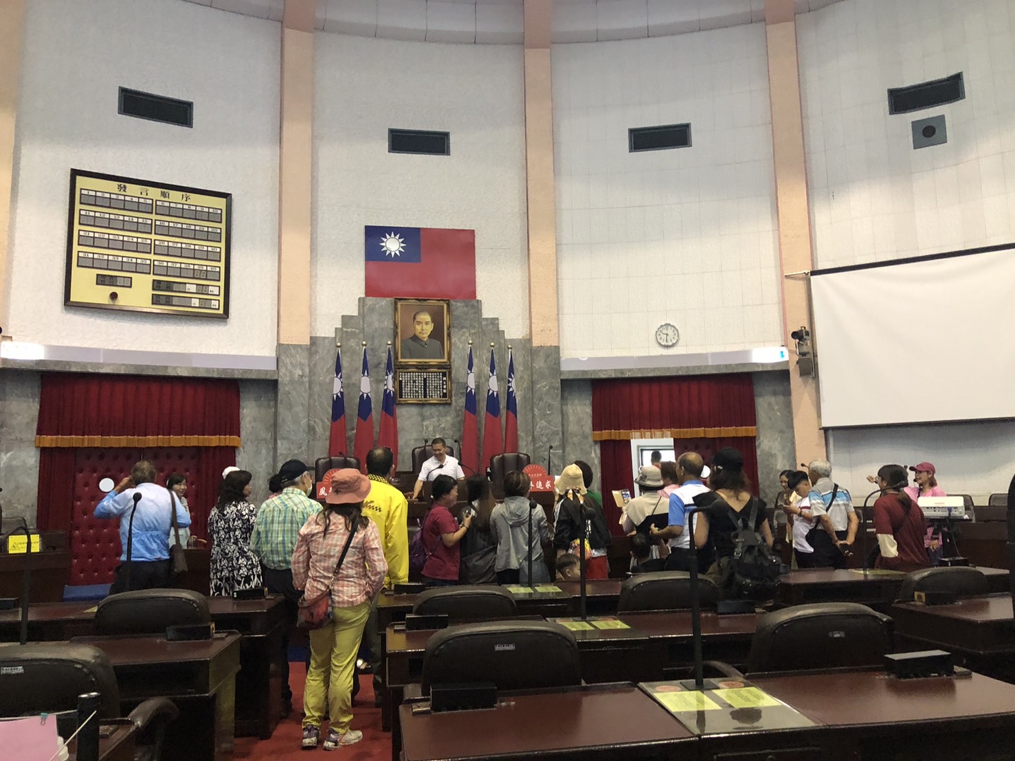 主席臺前留影紀念