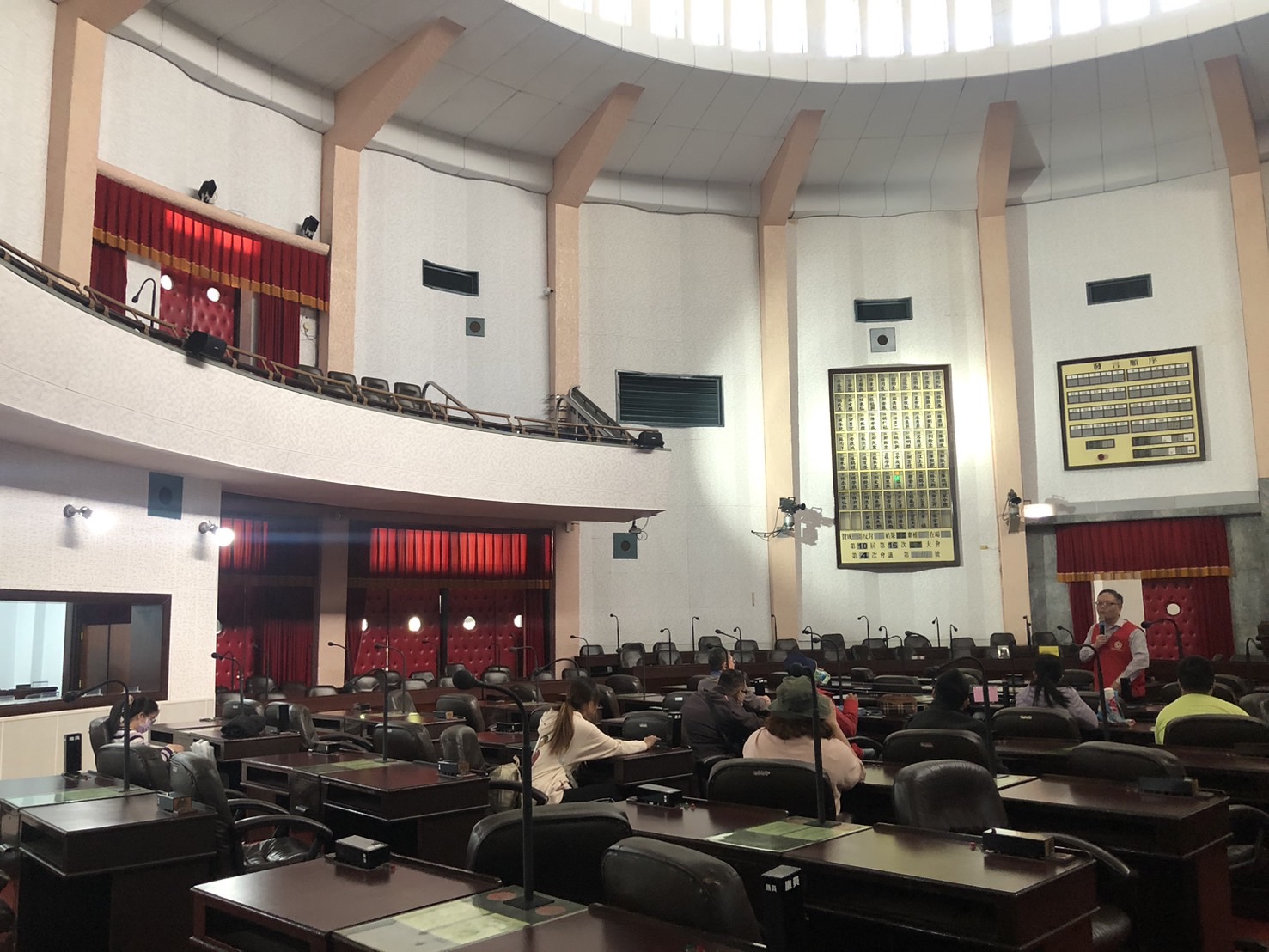 議事堂主席台前留影.