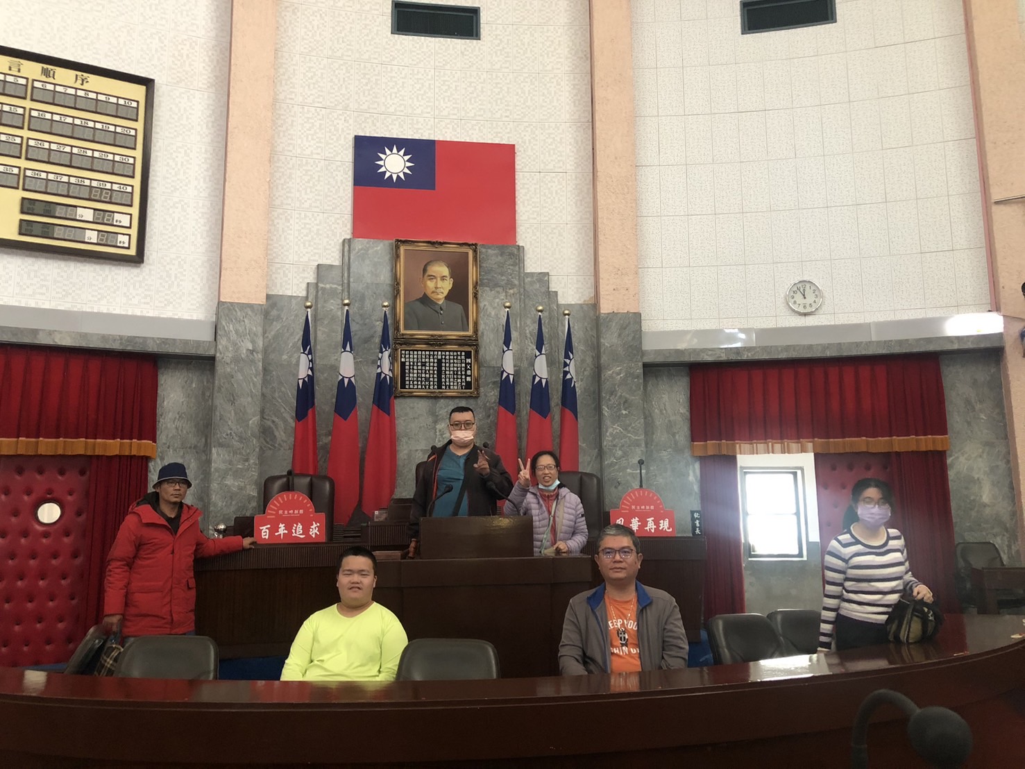 議事堂主席台前留影
