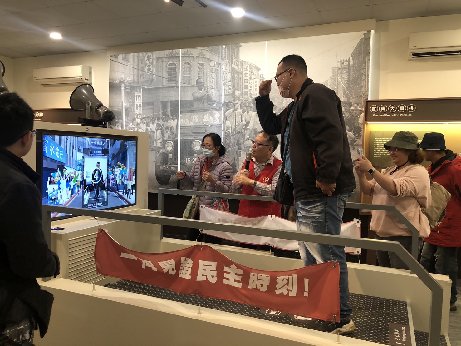 體驗競選擂台展間選舉戰車
