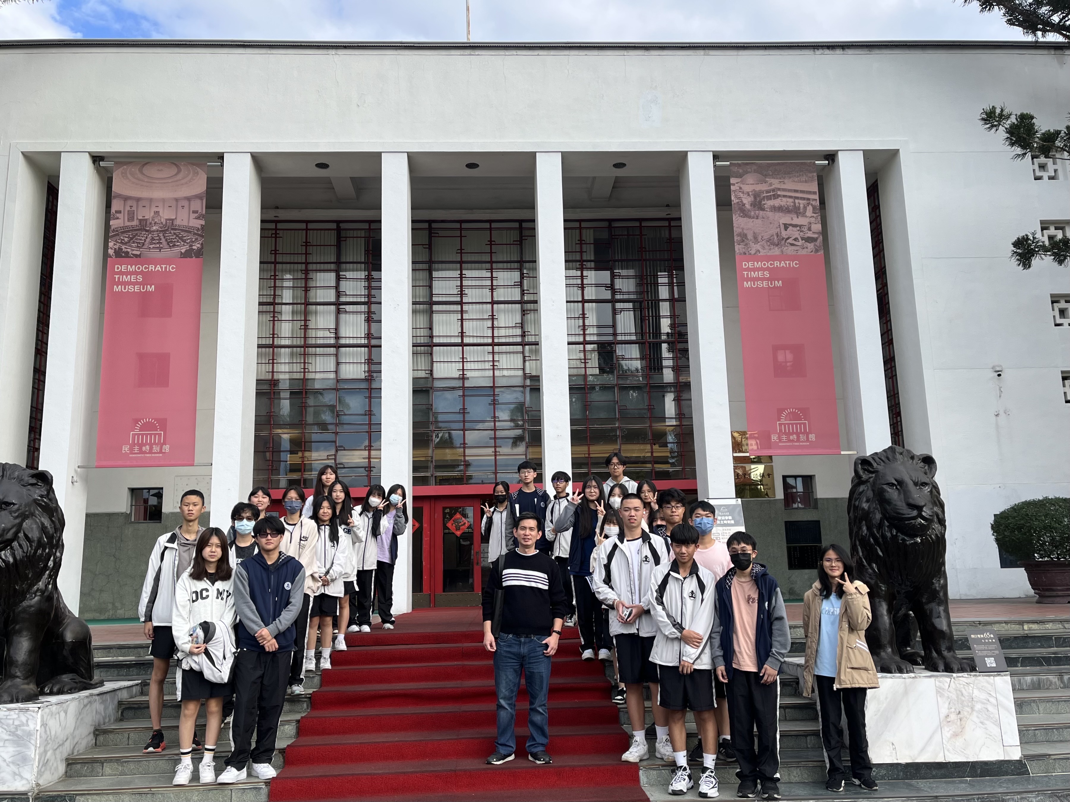 民主時刻館前合照