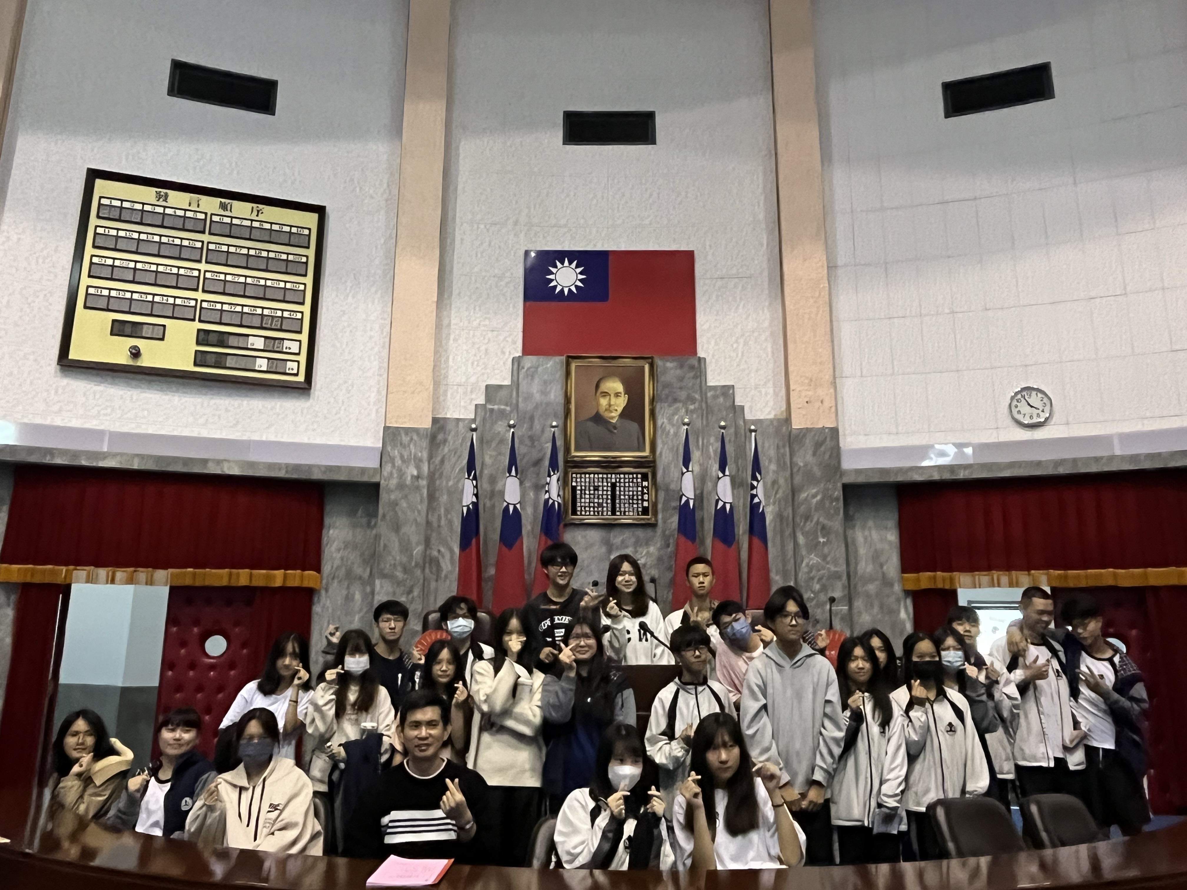 議事堂主席台前留影