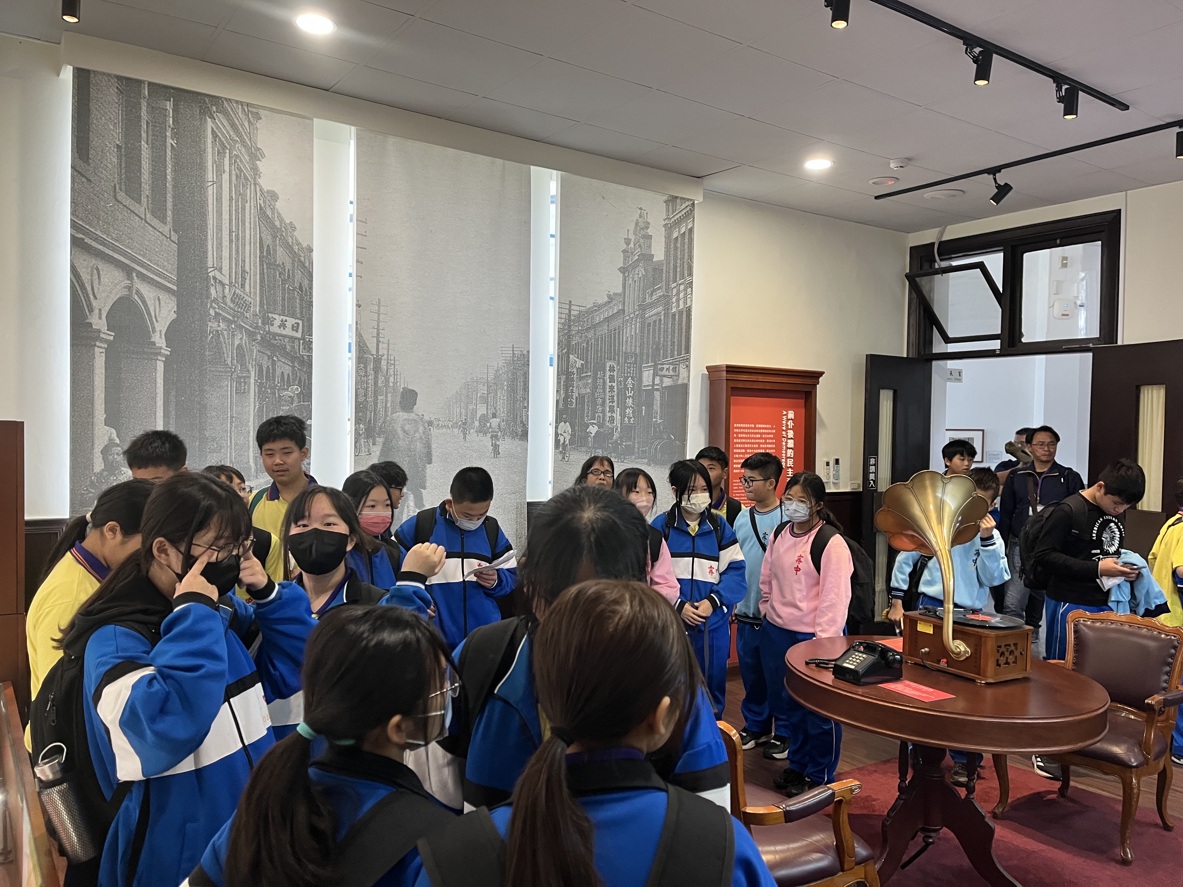 聆聽民主浪潮歷史