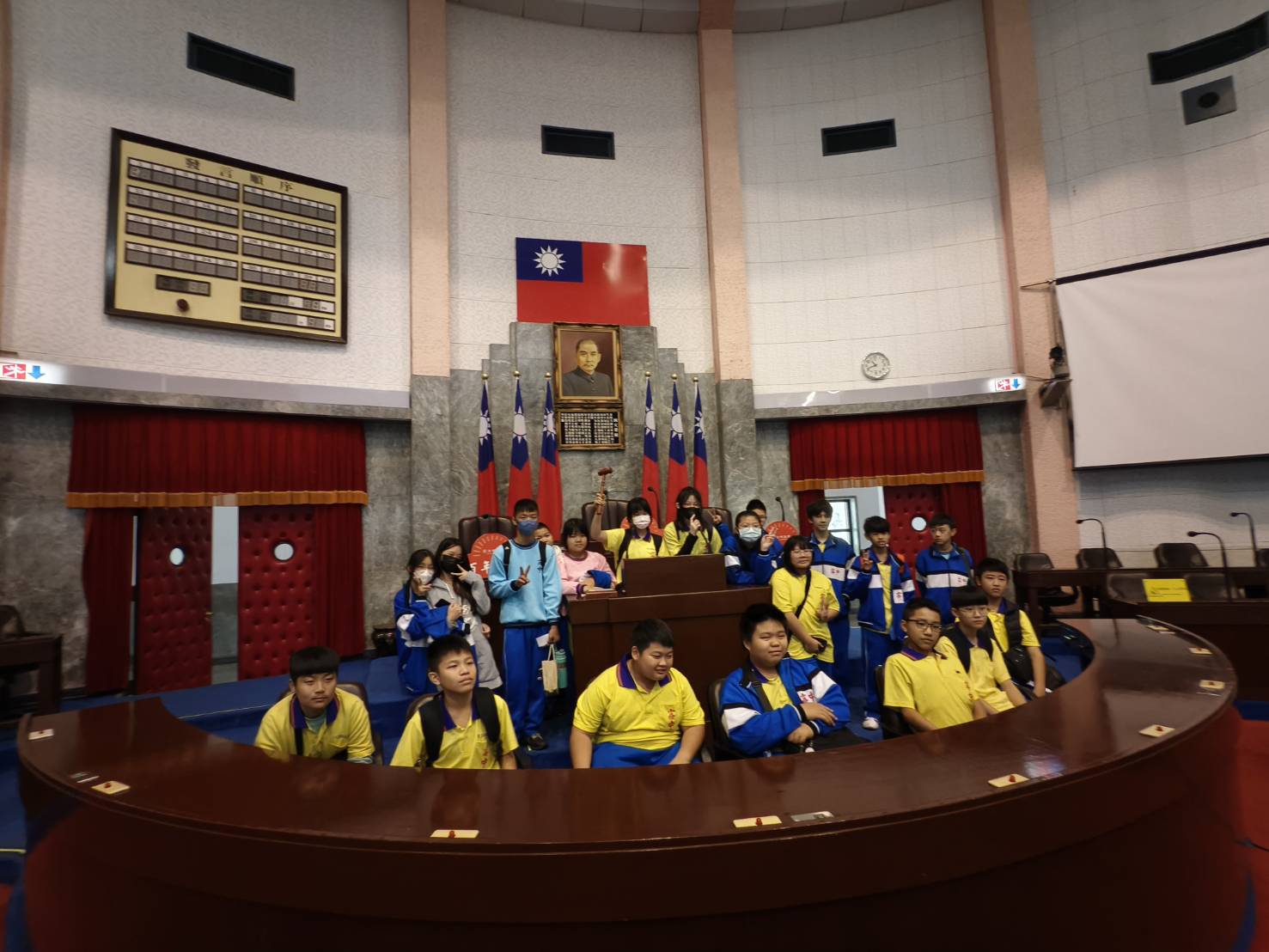議事堂主席台前合影