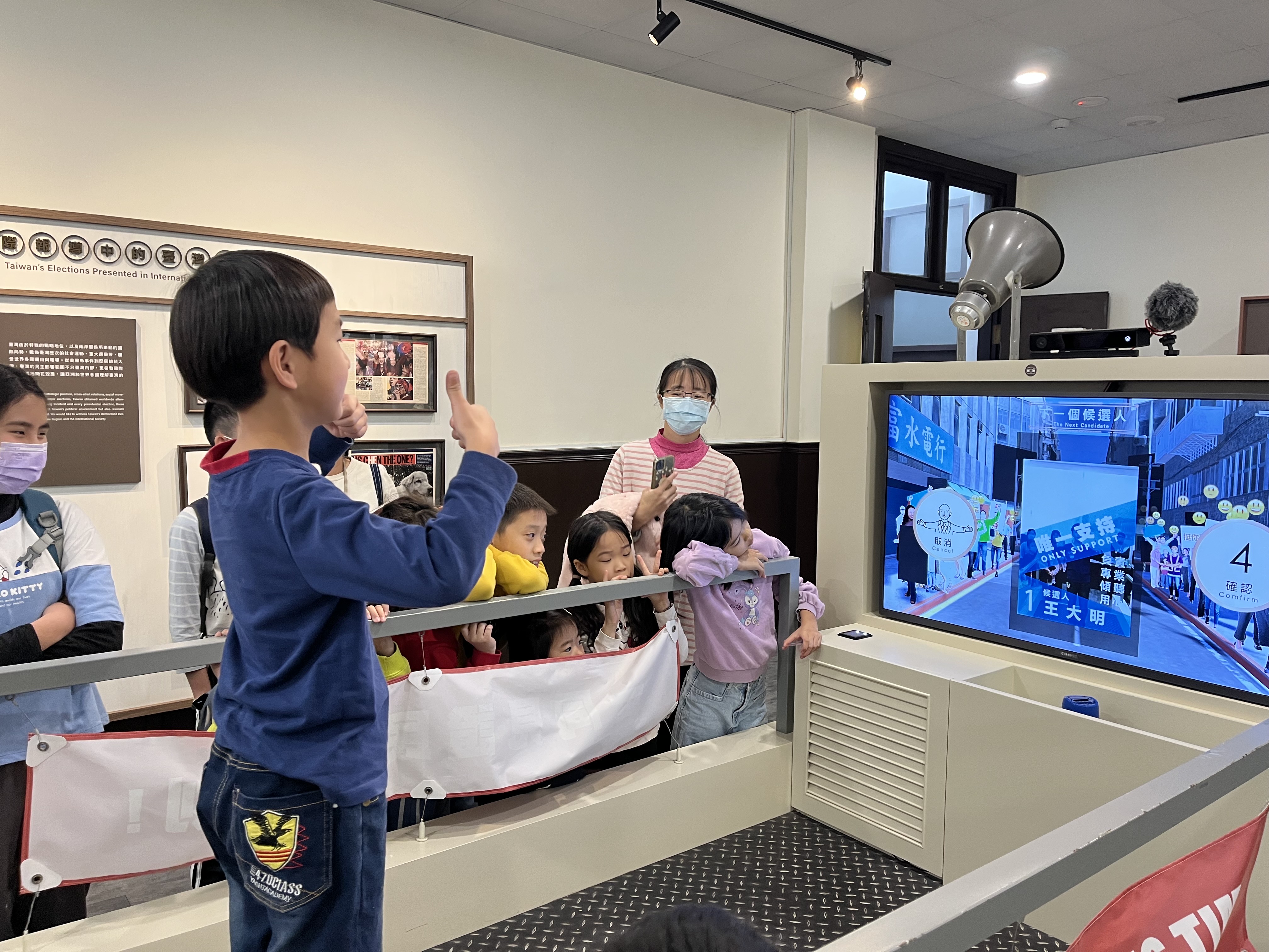競選擂台展間體驗選舉戰車